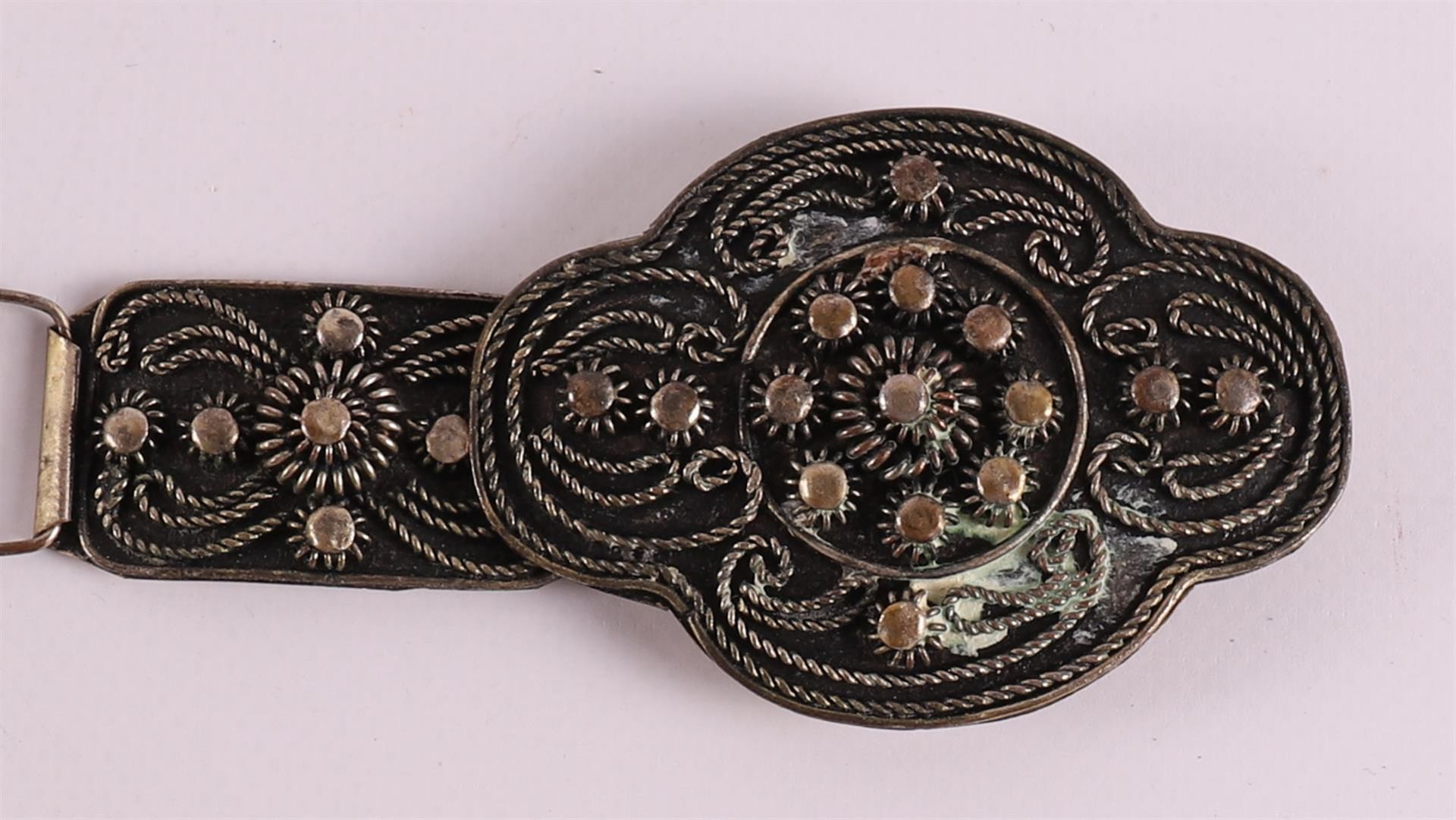 A white metal so-called Indian bridal belt, with decoration of buttons and threa - Bild 2 aus 5