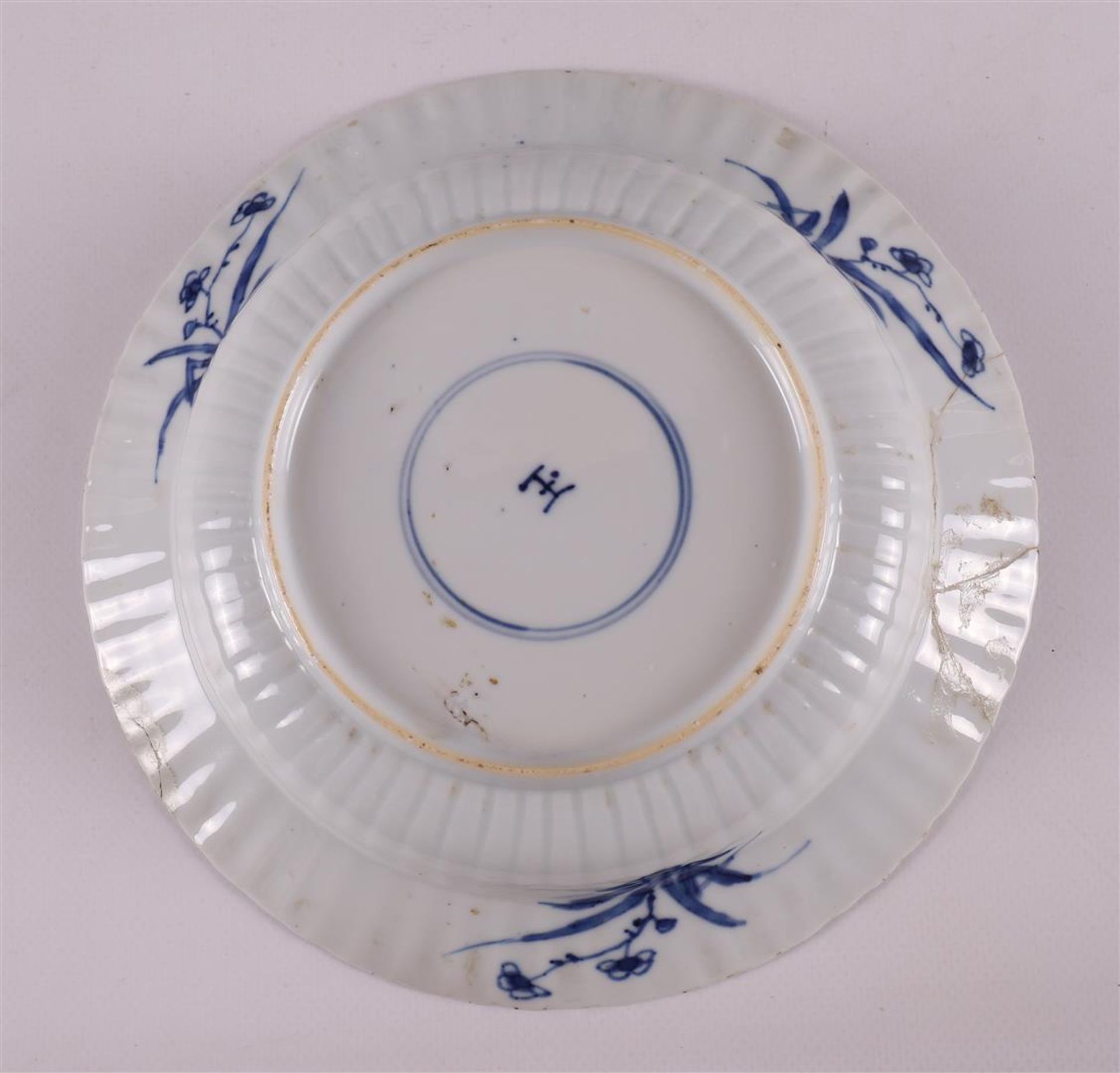 A blue/white porcelain dish, China, Kangxi, around 1700. - Image 4 of 12