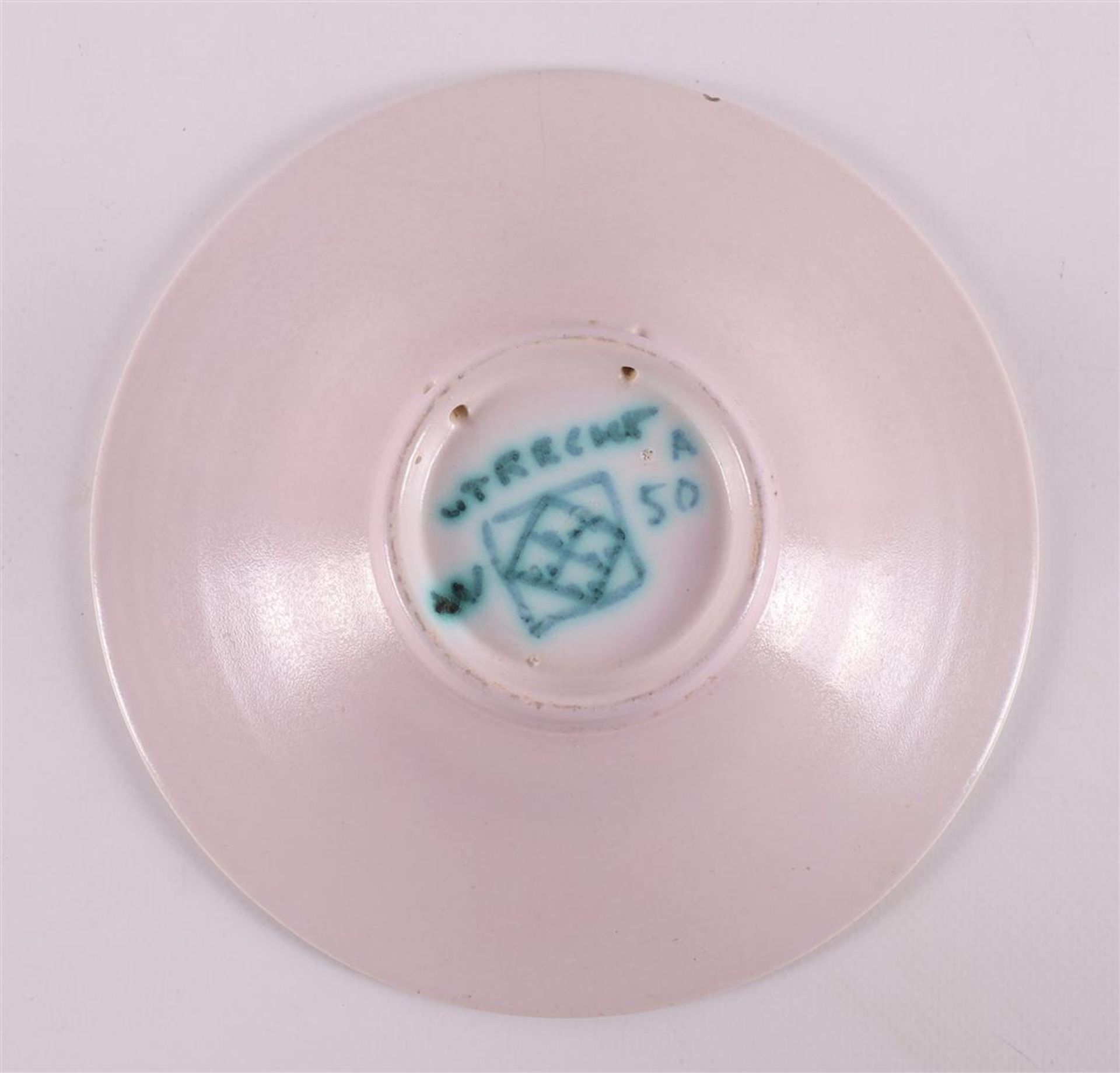 A round glazed earthenware dish, 1923-1930. - Bild 4 aus 6