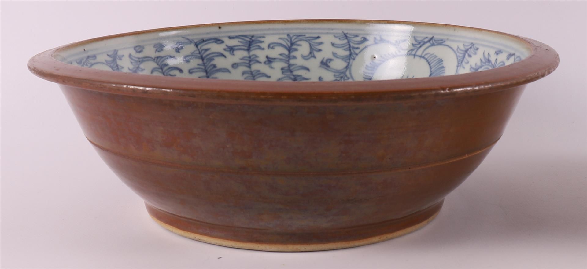 A blue/white and capucine porcelain bowl, China around 1900. - Image 2 of 10