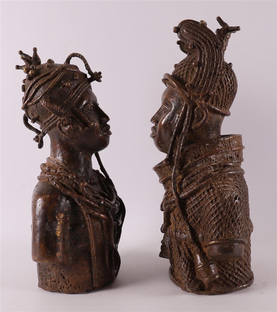 A brown patinated Benin bronze of a royal couple, Africa, Nigeria, 20th century - Image 3 of 4