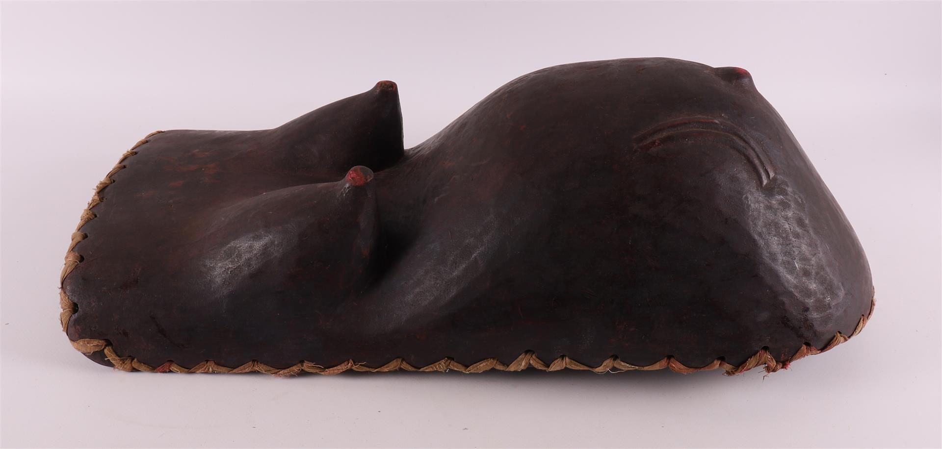 A wooden ceremonial belly mask 'Njorowe', Makondé, Mozambique/Tanzania, - Image 2 of 4