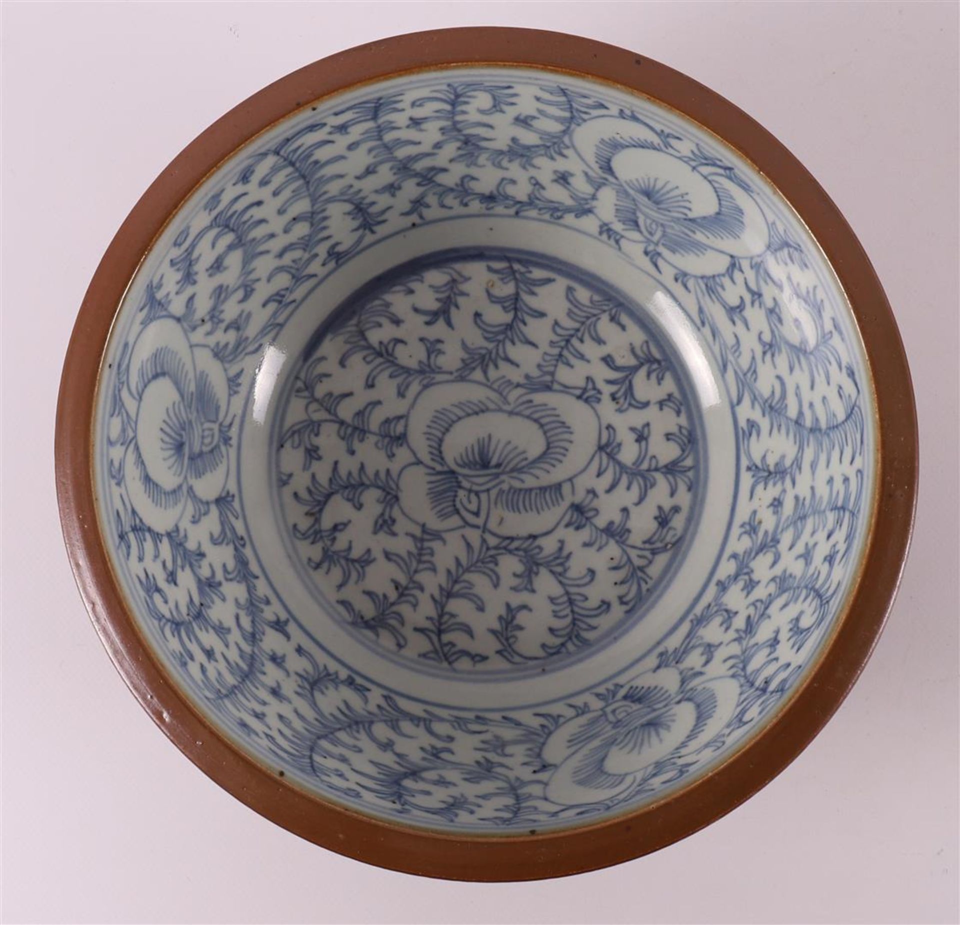 A blue/white and capucine porcelain bowl, China around 1900. - Image 3 of 10