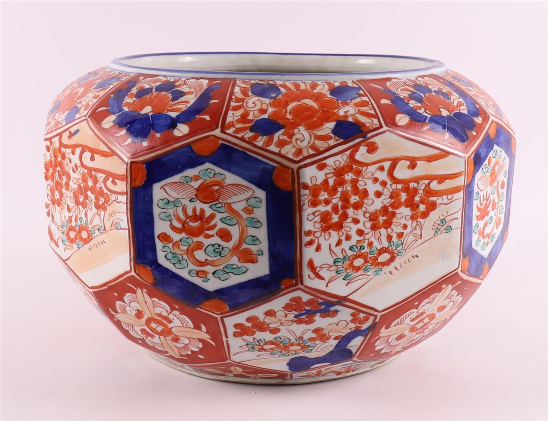 A faceted porcelain Imari cachepot, Japan, Meiji, 19th century. - Image 5 of 7