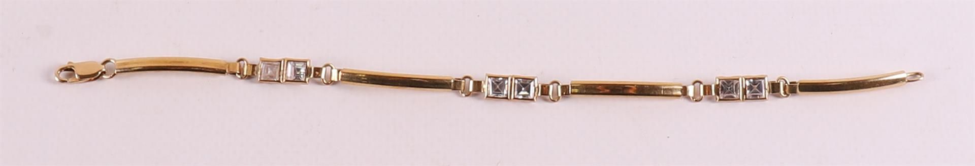 An 18 kt 750/1000 gold bracelet, set with square stones. - Bild 2 aus 3