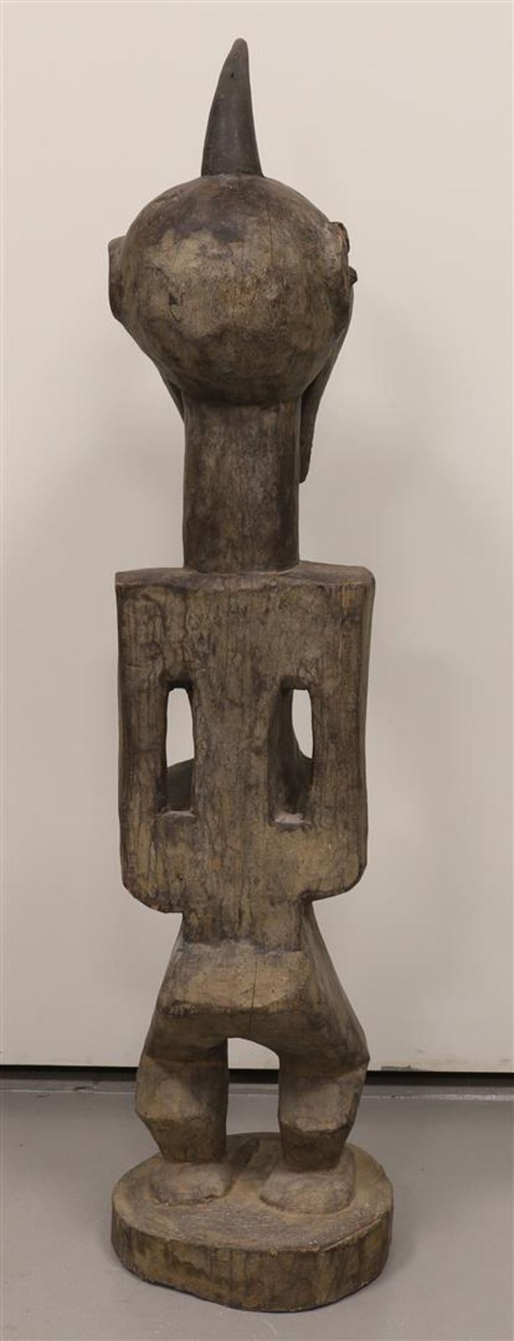 A carved wooden Songye Nkisi Fetish force statue, Congo, Africa, 20th century - Bild 4 aus 4