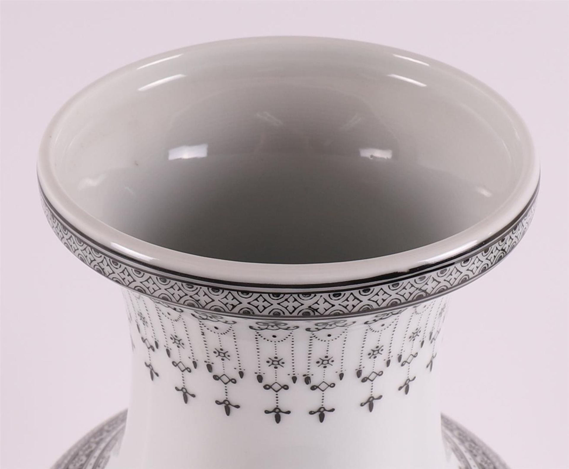 A baluster-shaped porcelain vase, China, Republic, 20th century. - Bild 6 aus 7