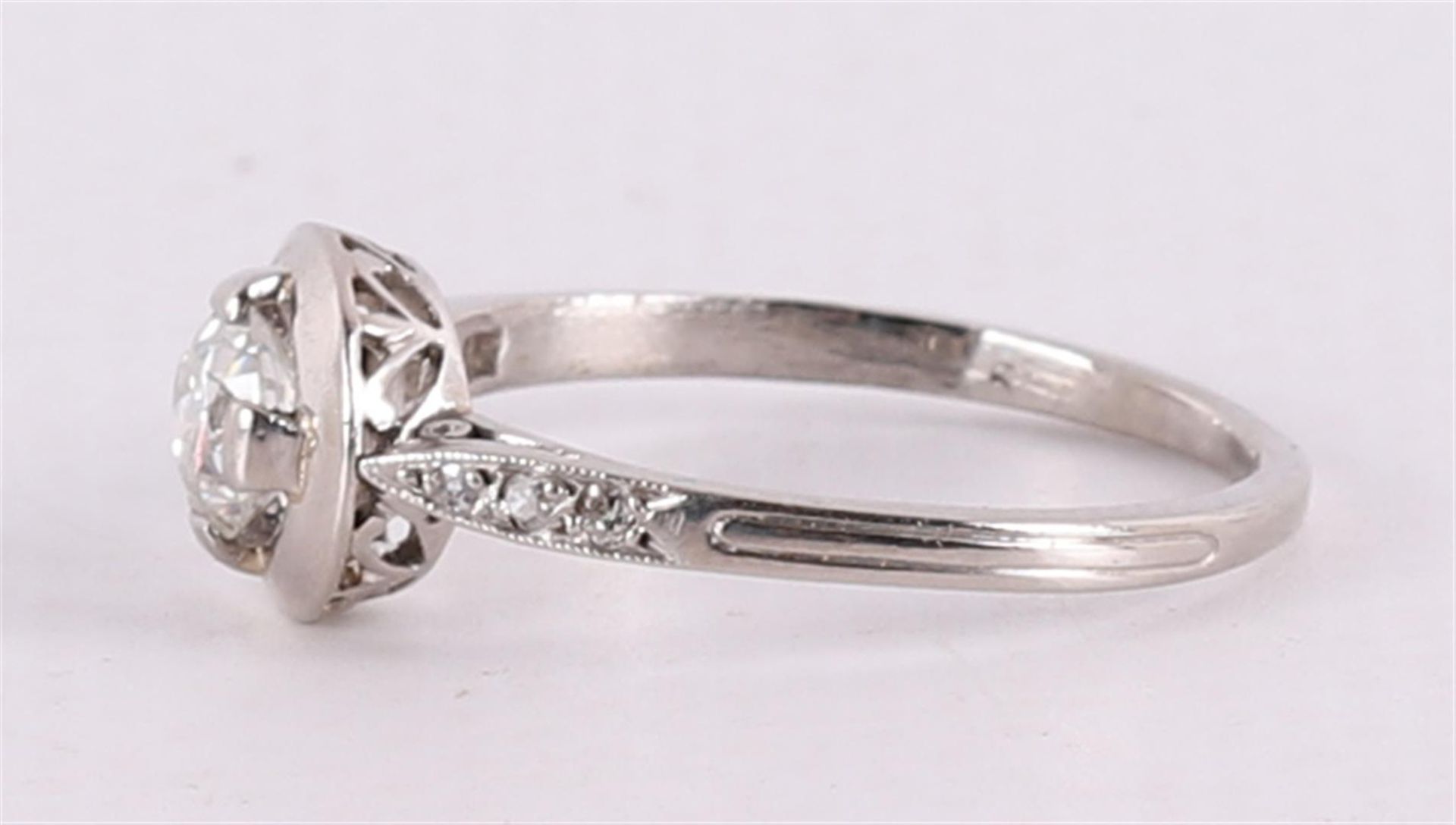 A platinum ring with a 0.45 crt brilliant G-VVS flanked with 6 diamonds - Bild 2 aus 2