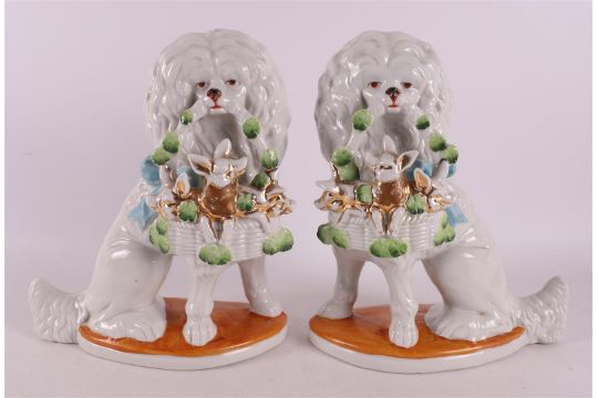 A pair of porcelain basket-carrying poodles, circa 1900. - Bild 1 aus 4