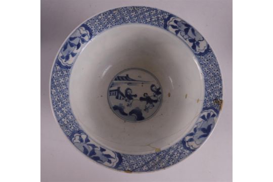 Three blue/white porcelain klapmuts bowls, China, Kangxi, circa 1700. - Bild 8 aus 15