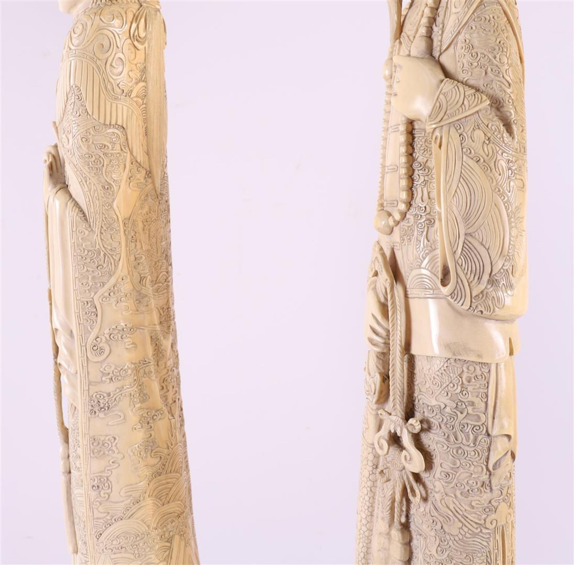 A carved ivory standing emperor and empress, China, Guangxu (1875-1908), - Bild 22 aus 25