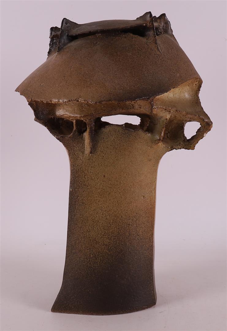 Haak, Simone (Ooststellingwerf 1952) 'Untitled', ceramic object. - Image 3 of 6