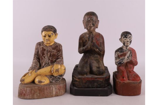 Three various carved wooden Buddhas with traces of polychromy, Burma. - Bild 2 aus 5