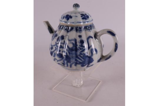 A ribbed blue and white porcelain teapot, China, Kangxi, ca. 1720. - Bild 5 aus 7