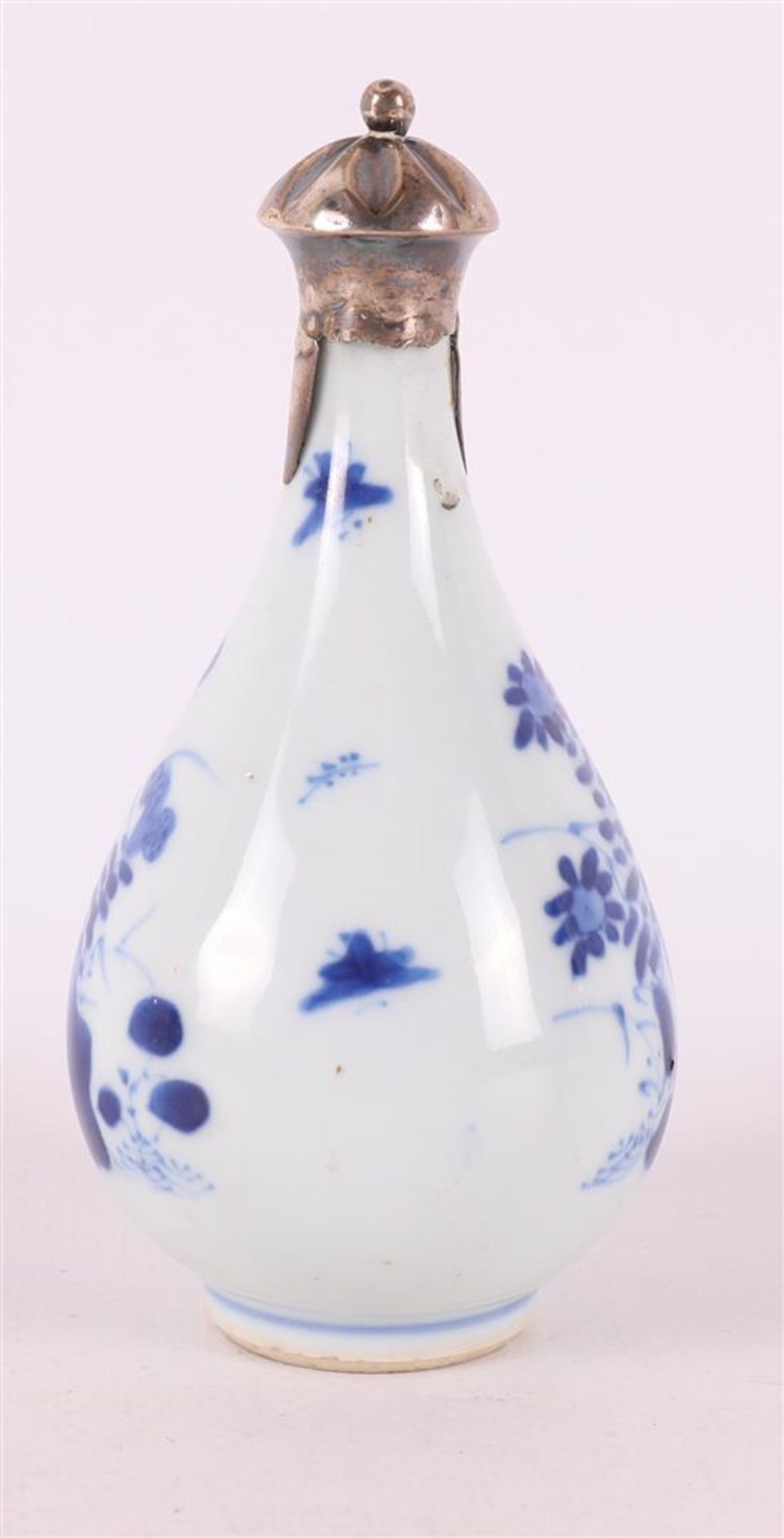 A blue and white porcelain flask with silver stopper, China, Kangxi, circa 1700. - Bild 4 aus 8