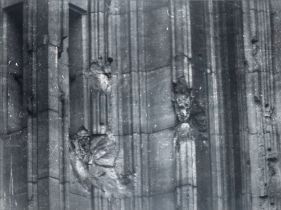 Sigmar Polke. Kölner Dom. Skulptur eines unbekannten Meisters. 1979/84. Gelatinesilberabzug.