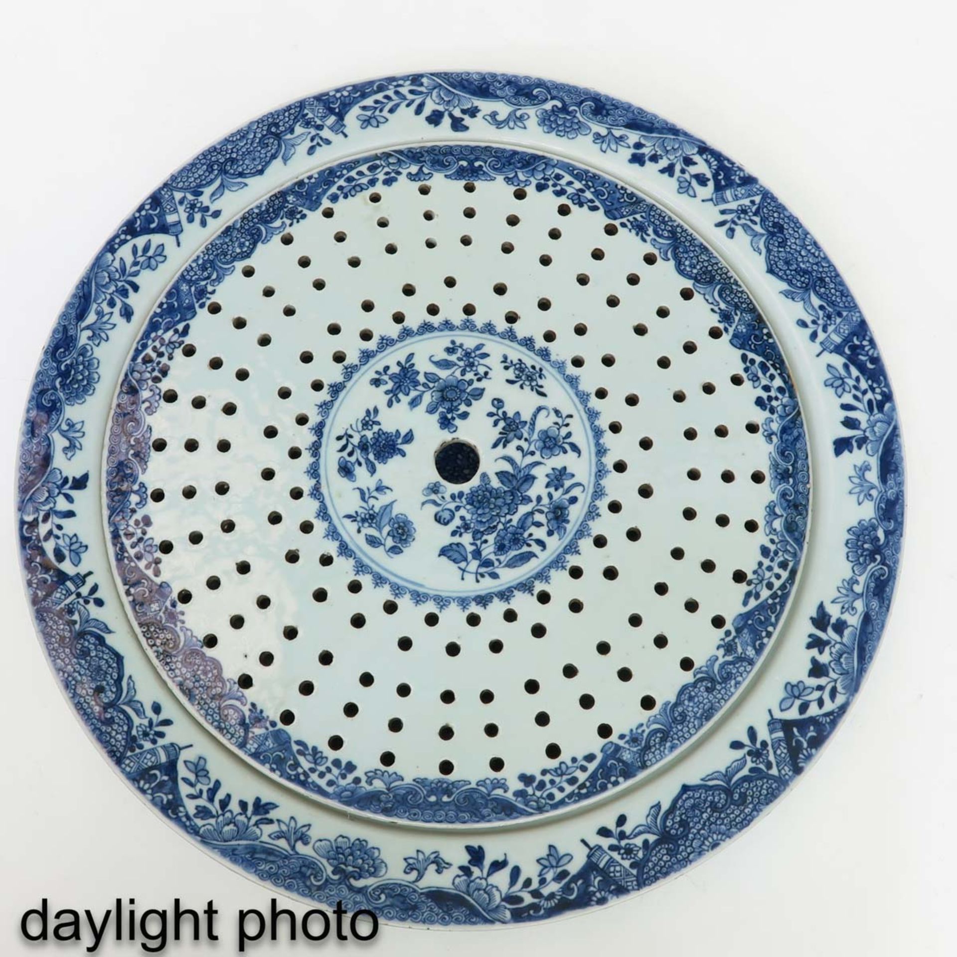 A Blue and White Tray with Strainer - Bild 8 aus 10