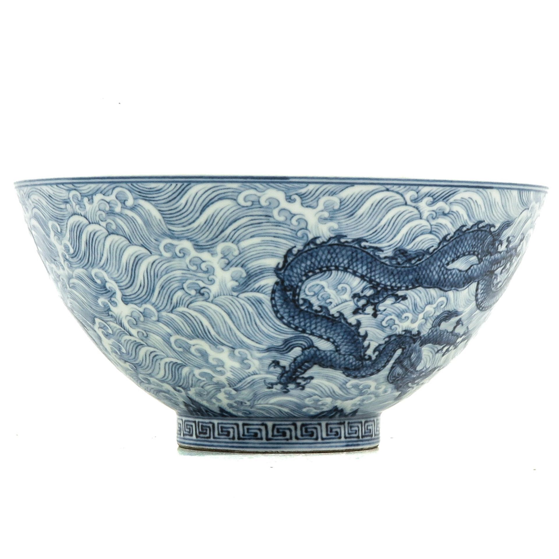 A Blue and White Serving Bowl - Bild 2 aus 10