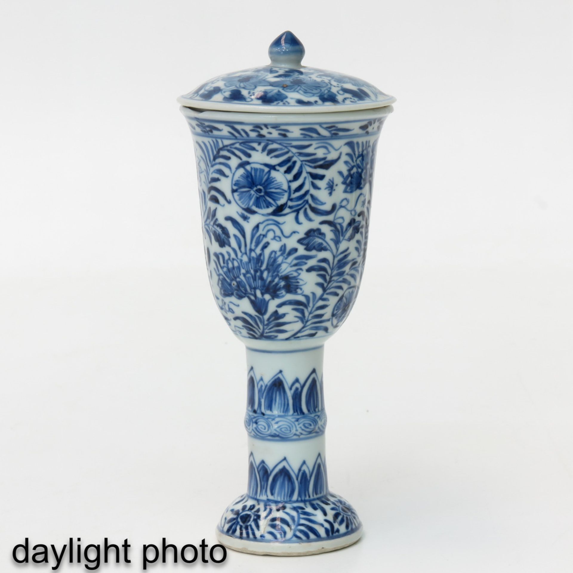 A Pair of Blue and White Wine Cups - Image 7 of 9