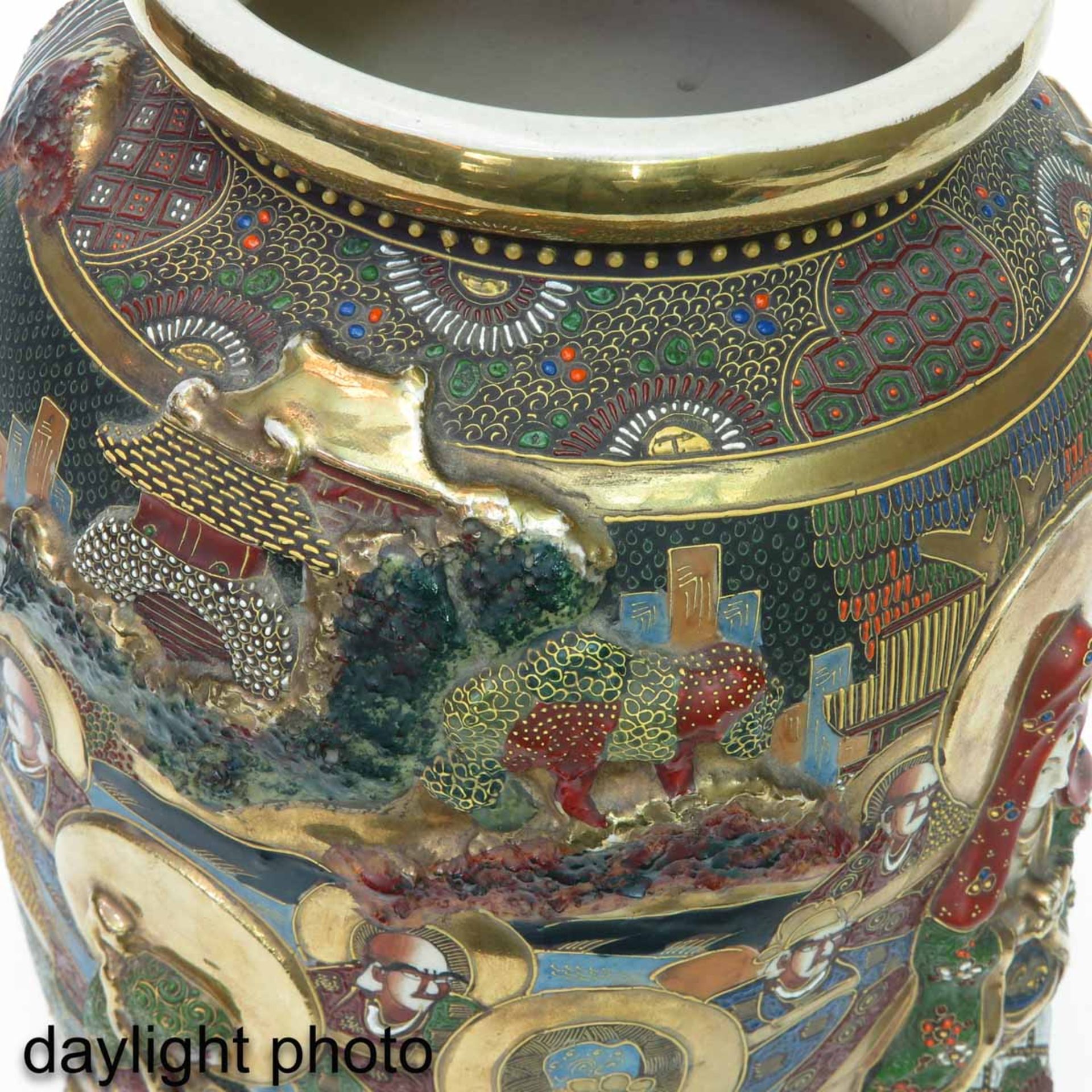 A Pair of Satsuma Vases - Bild 10 aus 10