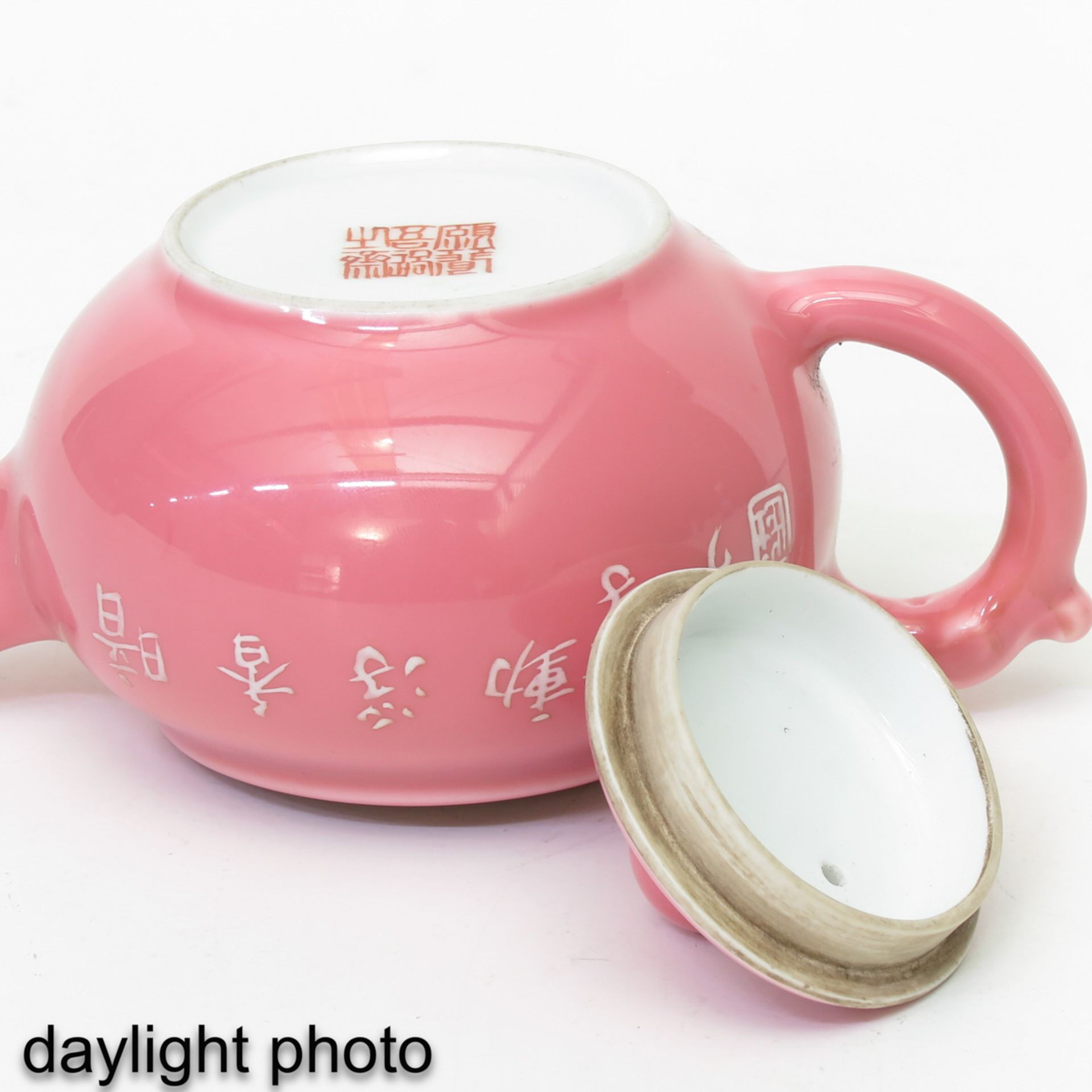 A Pink Glaze Teapot - Image 8 of 10