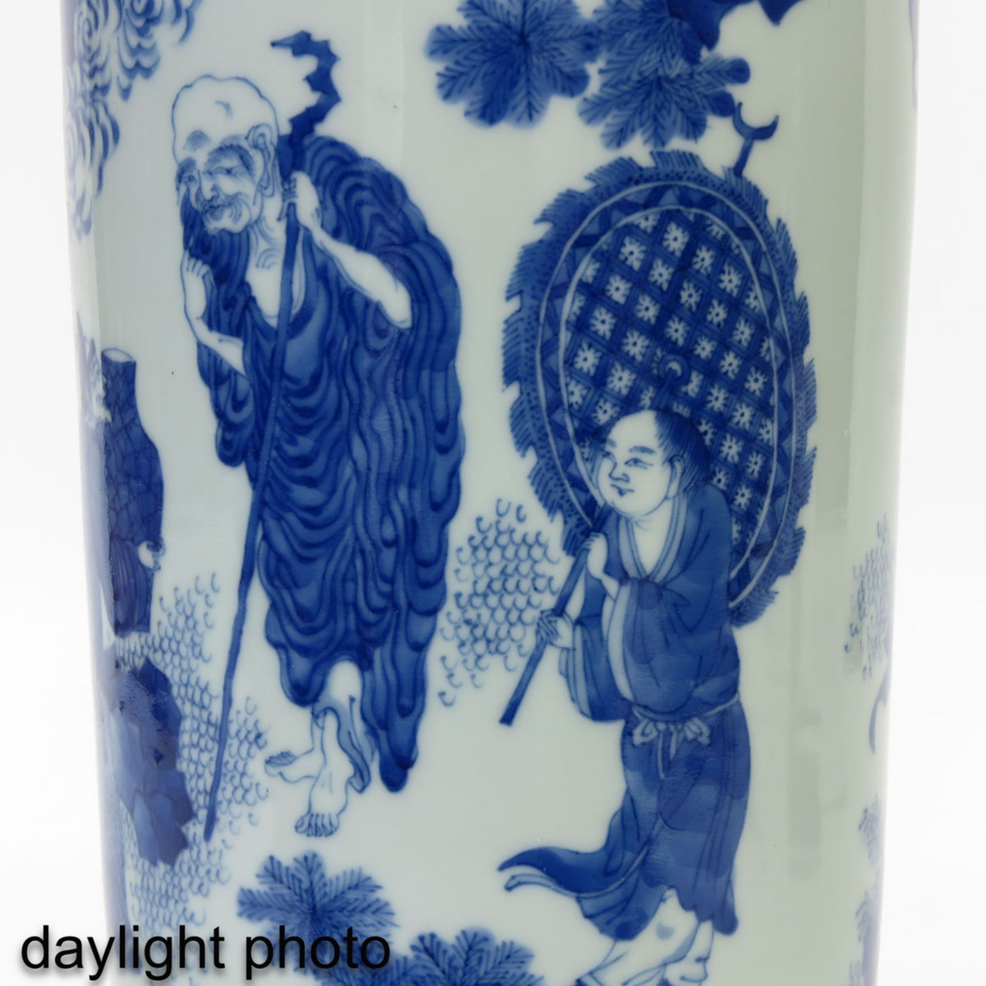 A Blue and White Roll Wagon Vase - Bild 9 aus 9