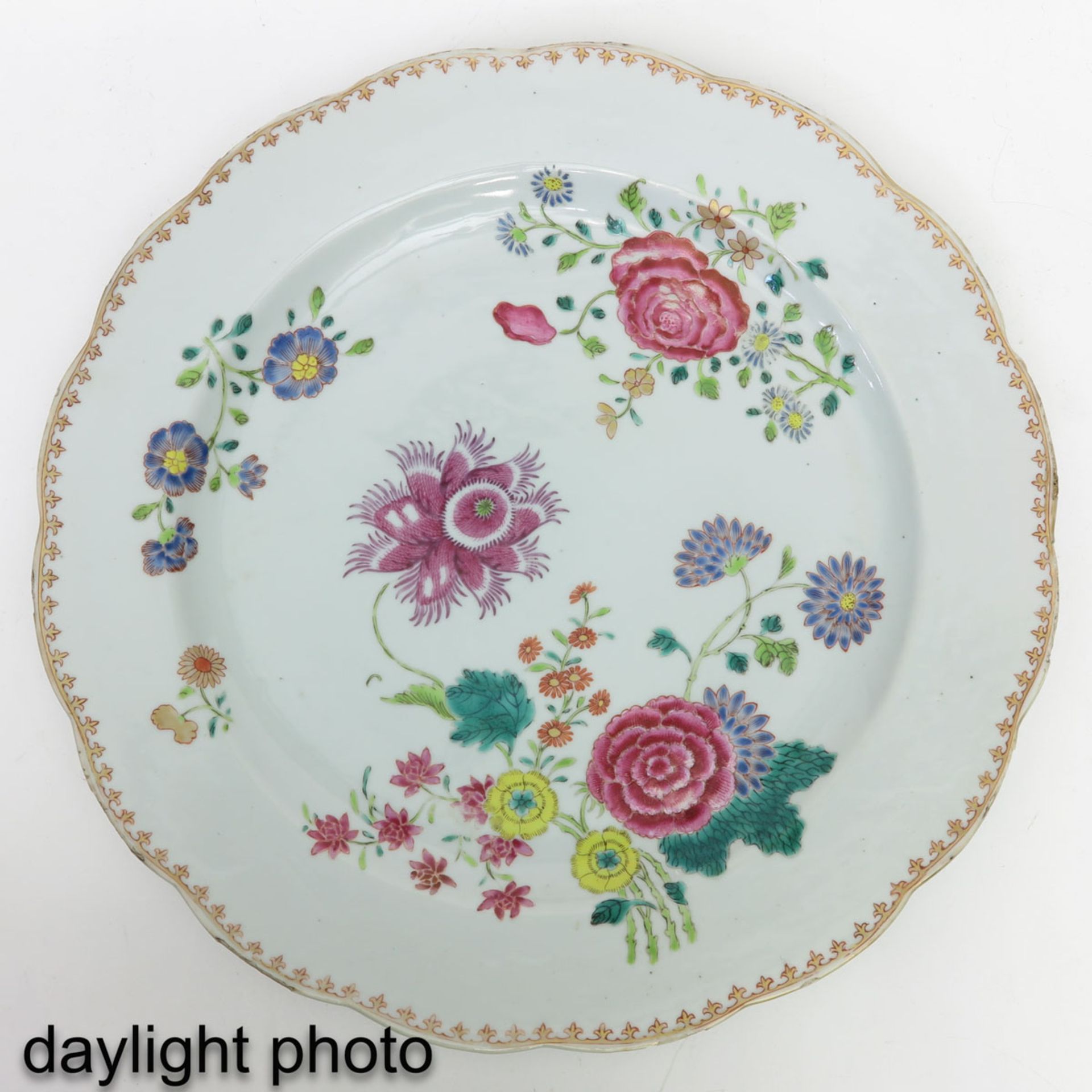 A Pair of Famille Rose Plates - Bild 7 aus 9