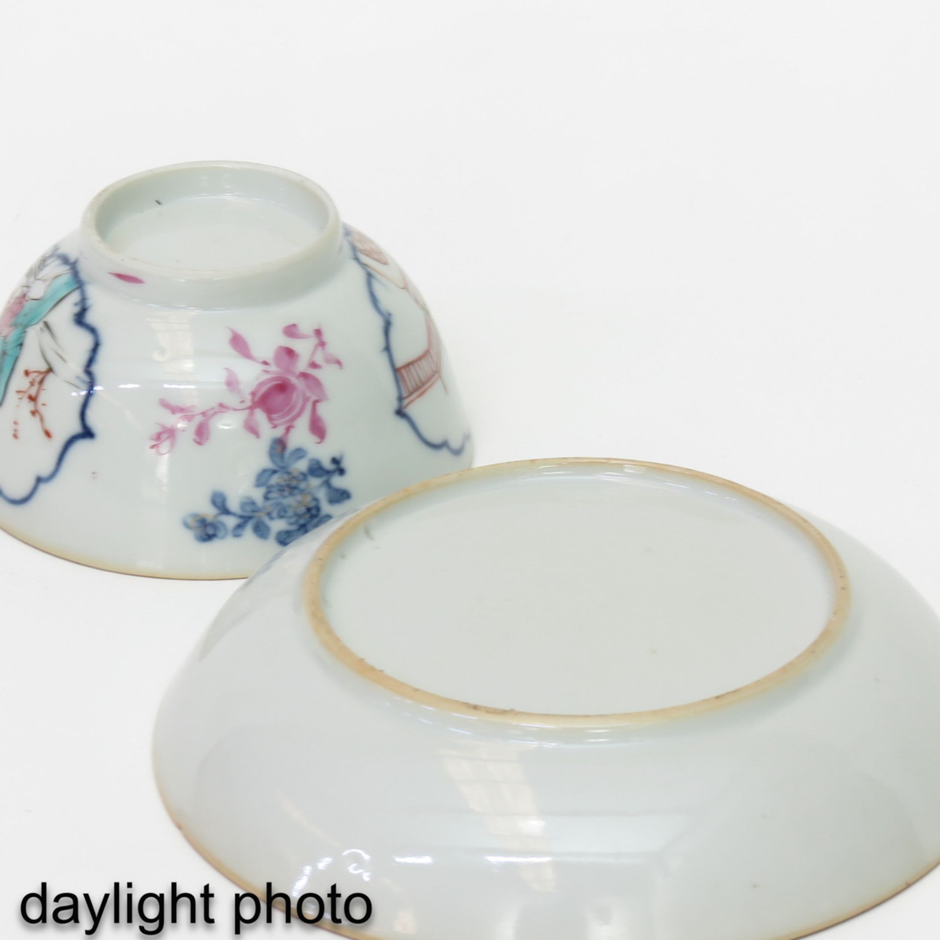 A Lot of 2 Famille Rose Cups and Saucers - Image 10 of 10