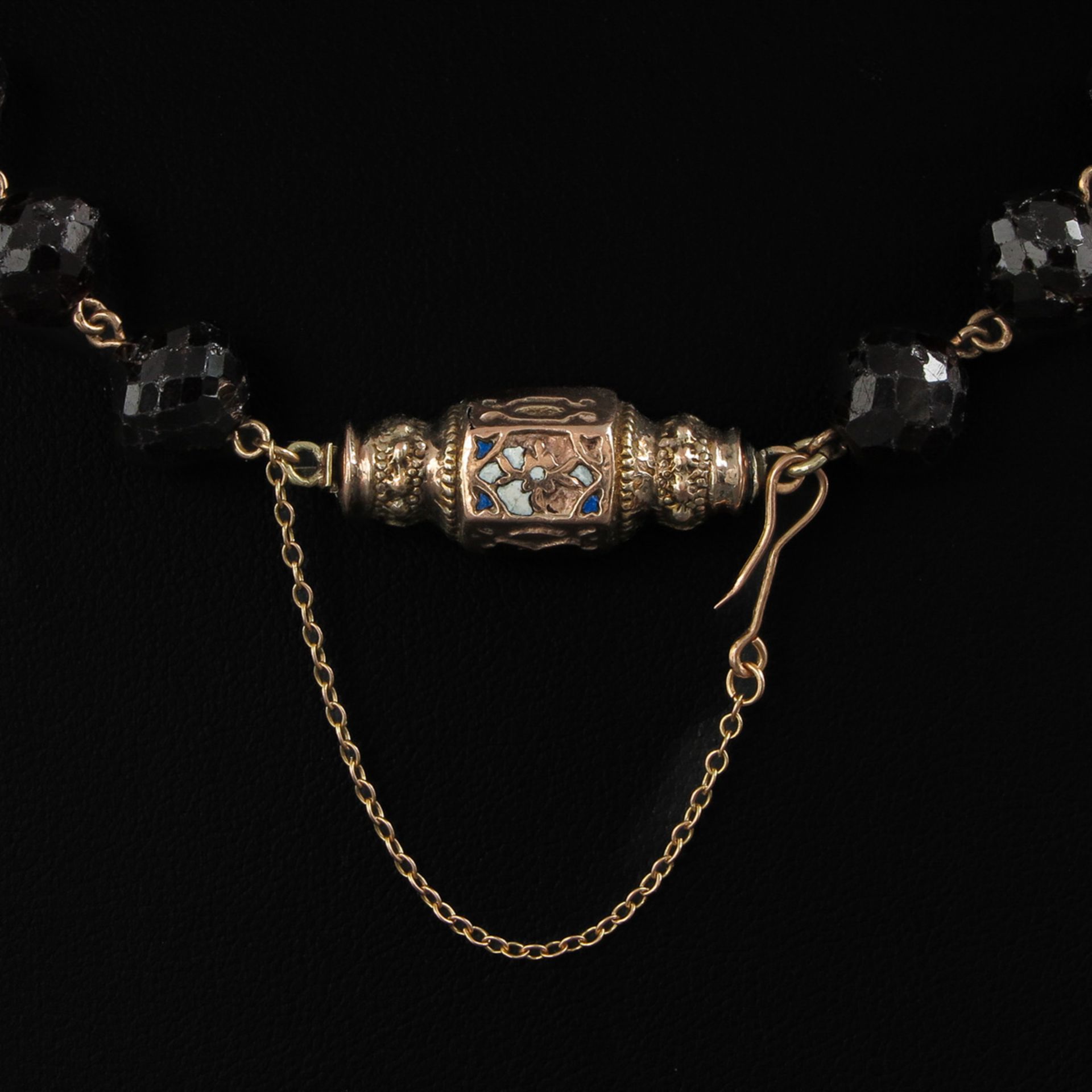 A Garnet Necklace - Image 2 of 5