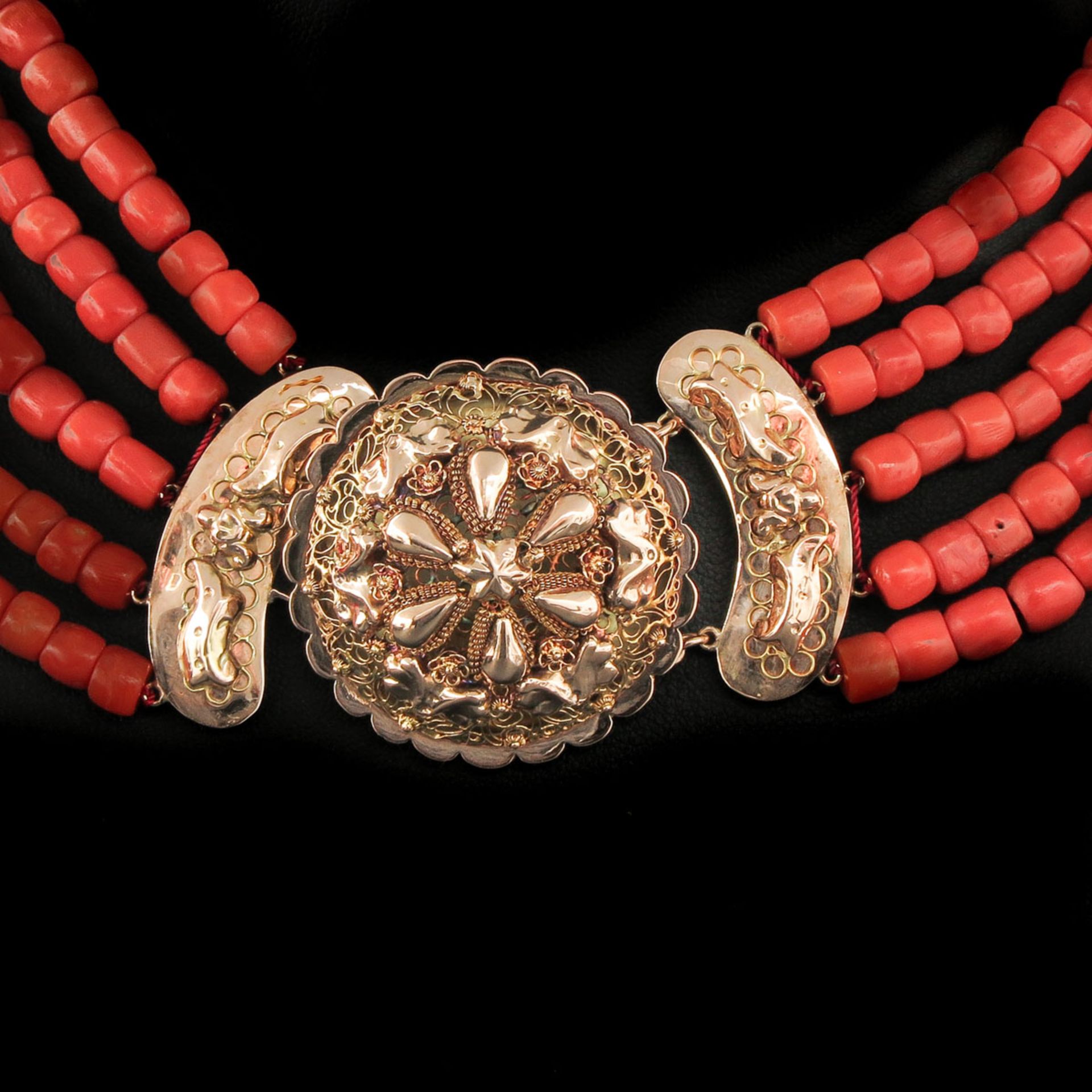 A 19th Century Red Coral Necklace - Image 2 of 6