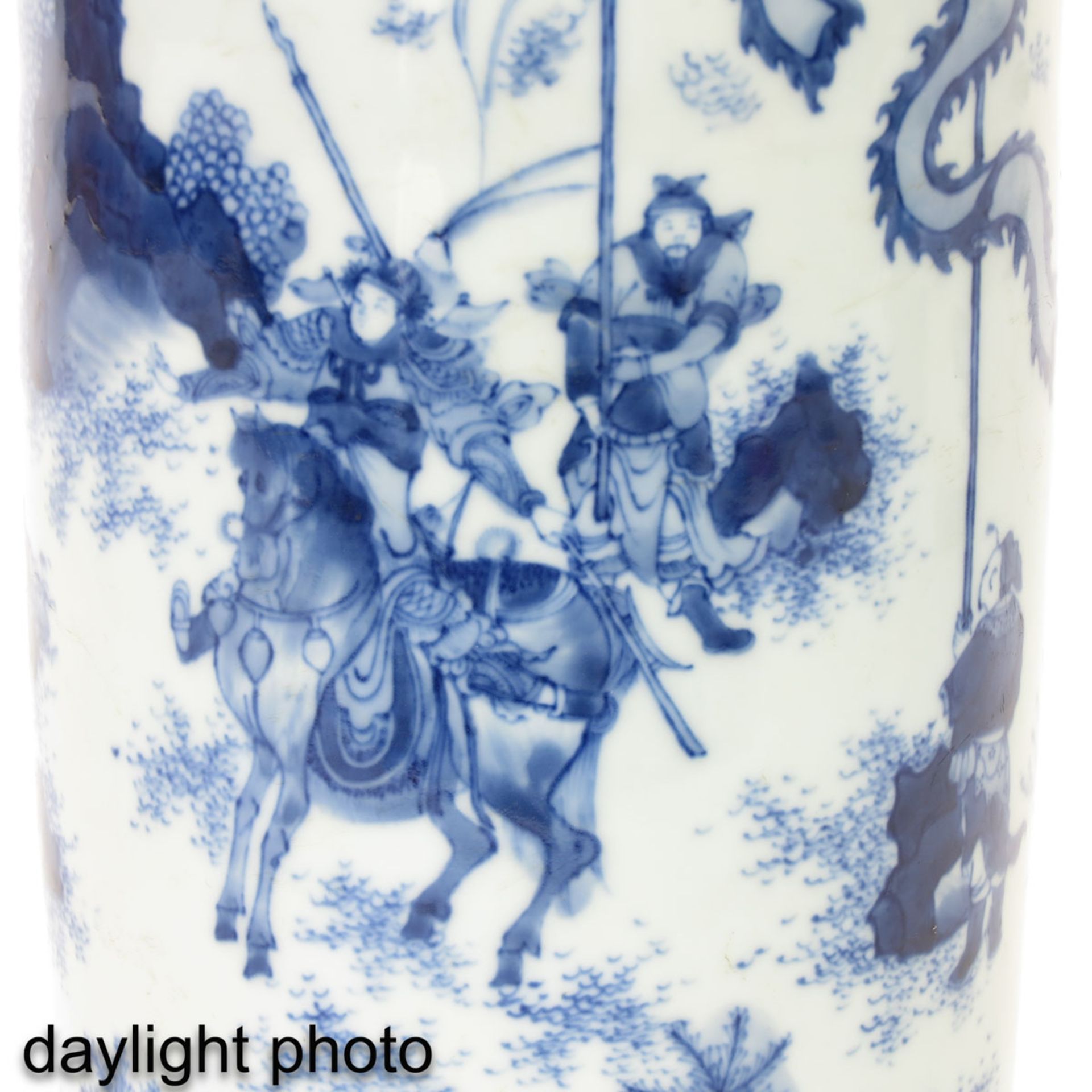 A Blue and White Roll Wagon Vase - Image 9 of 9
