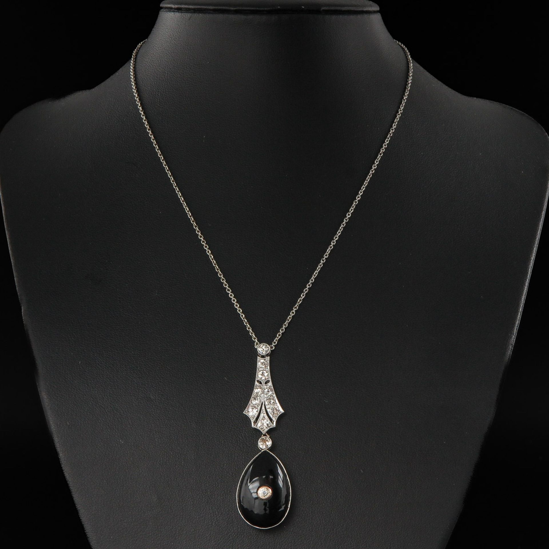 A Platinum and Diamond Necklace - Image 2 of 5