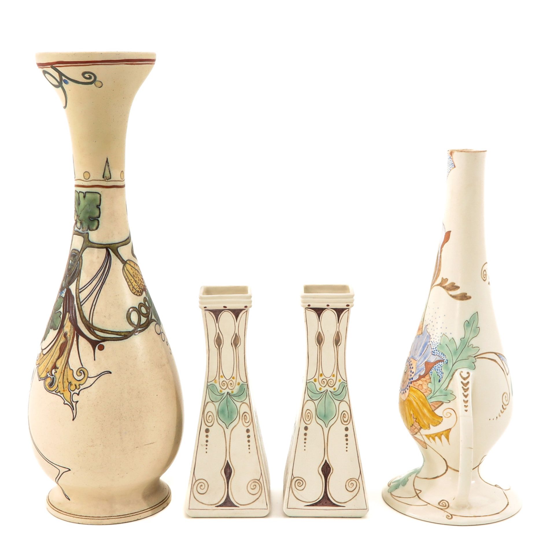 A Collection of 4 Vases - Image 2 of 10
