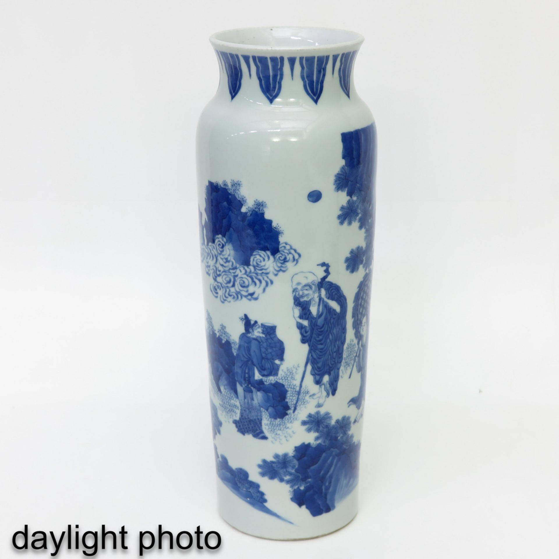 A Blue and White Roll Wagon Vase - Image 7 of 9
