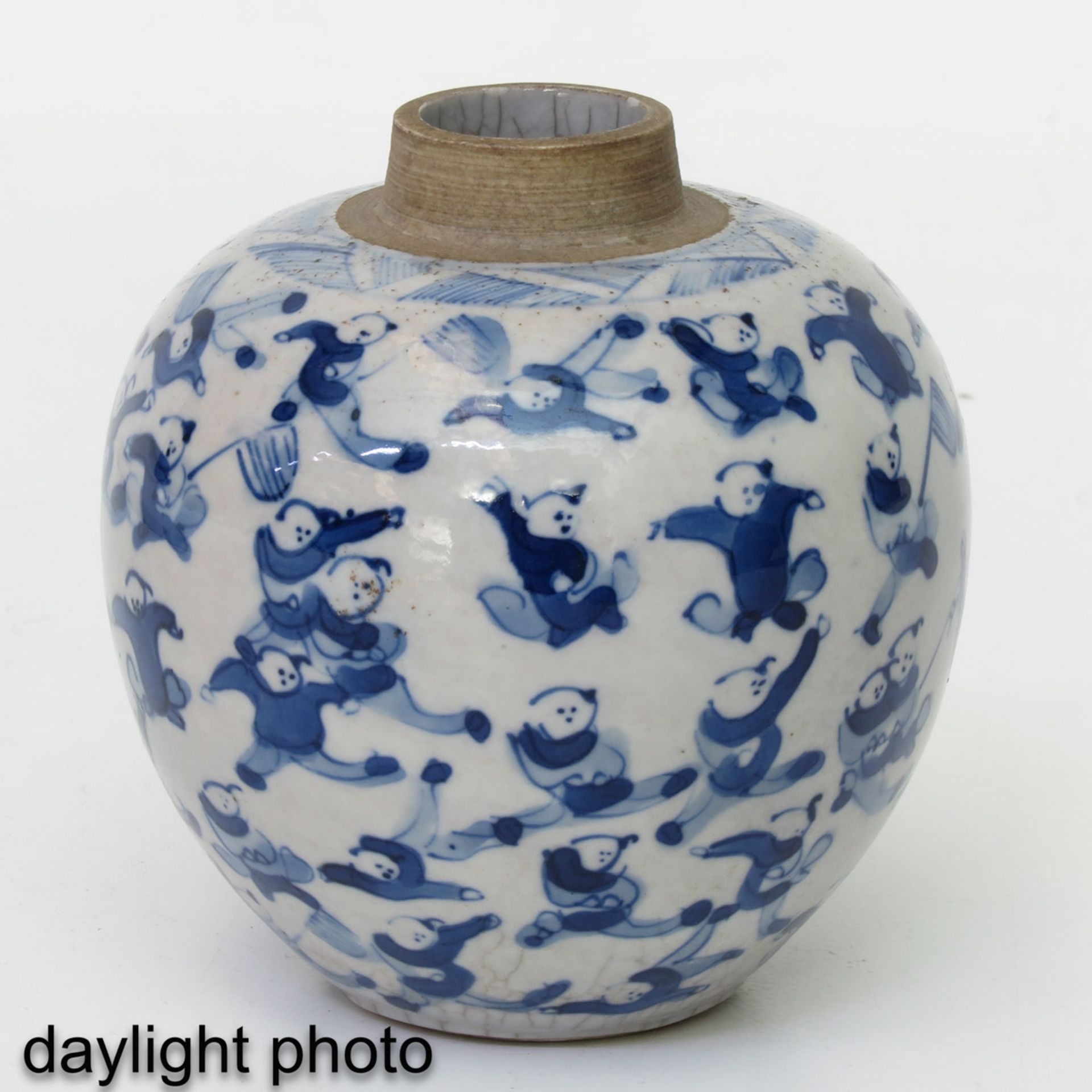 A Blue and White Jar - Bild 7 aus 10