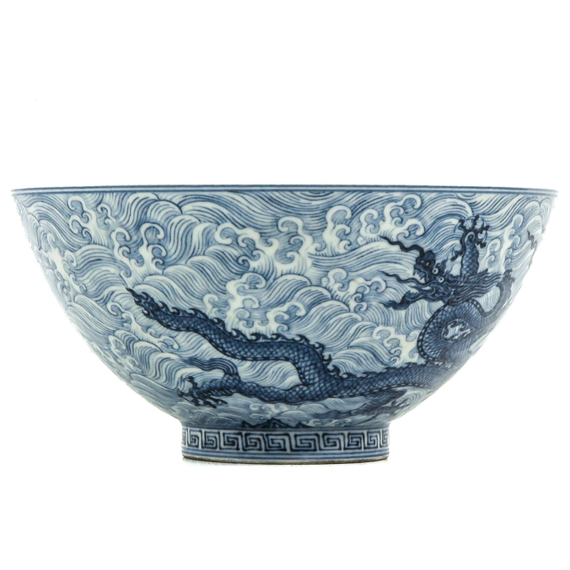 A Blue and White Serving Bowl - Bild 4 aus 10