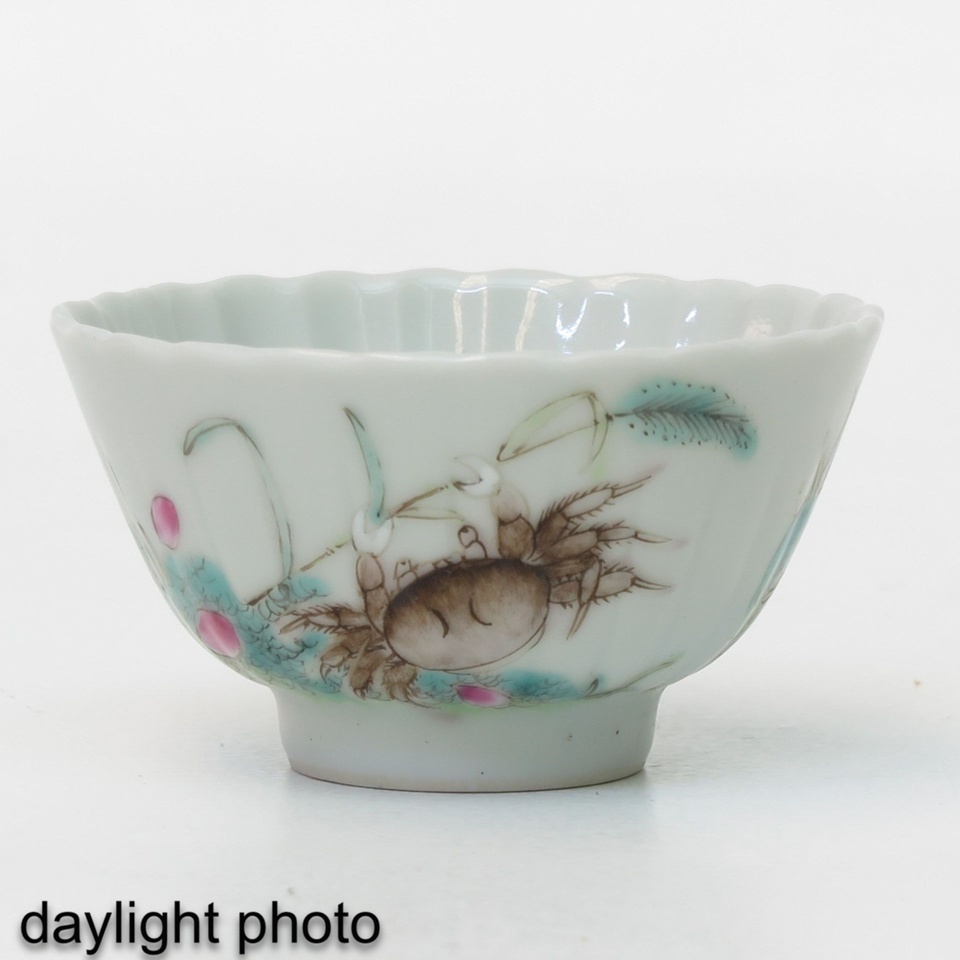 A Series of 4 Famille Rose Cups - Image 7 of 9