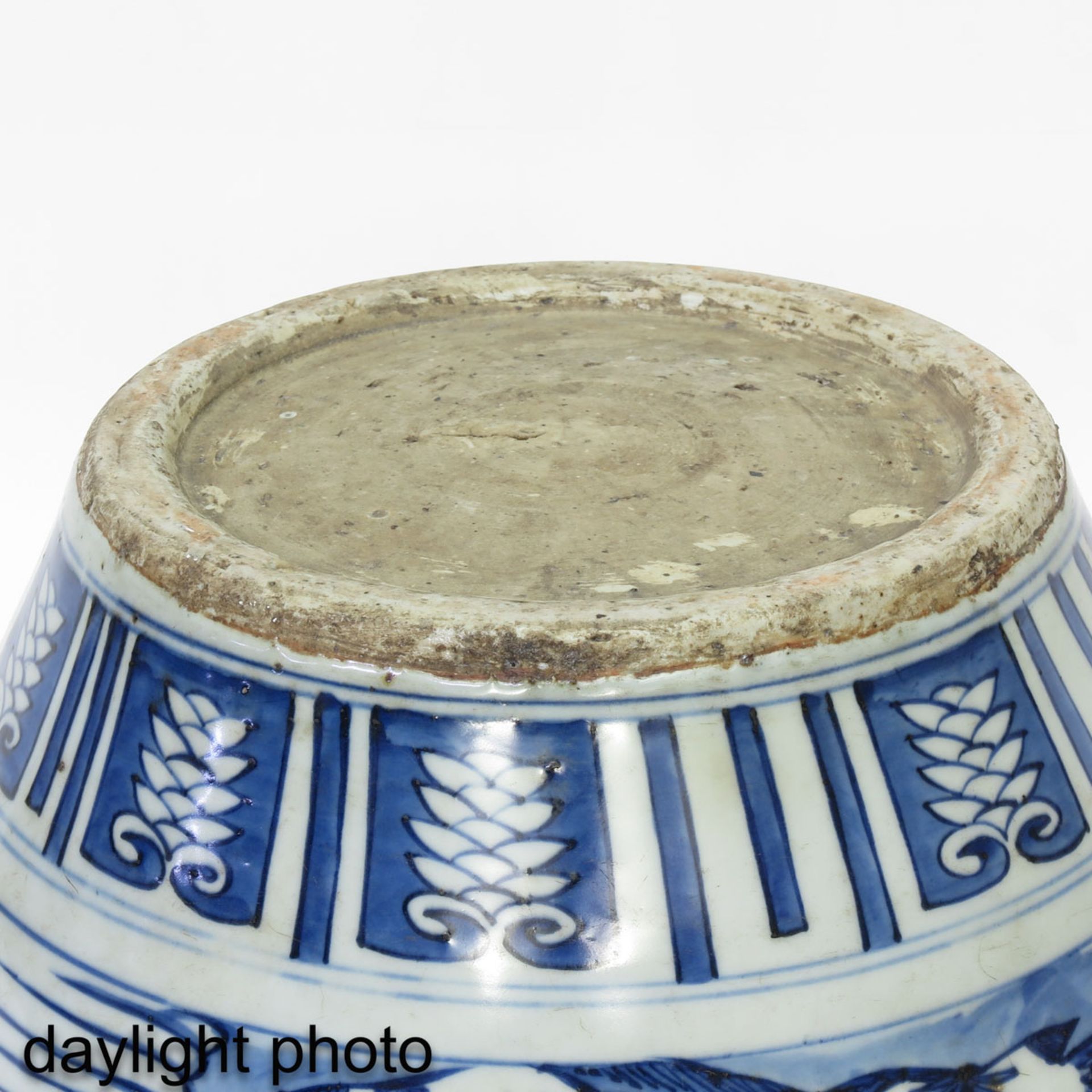 A Large Blue and White Pot - Image 8 of 9