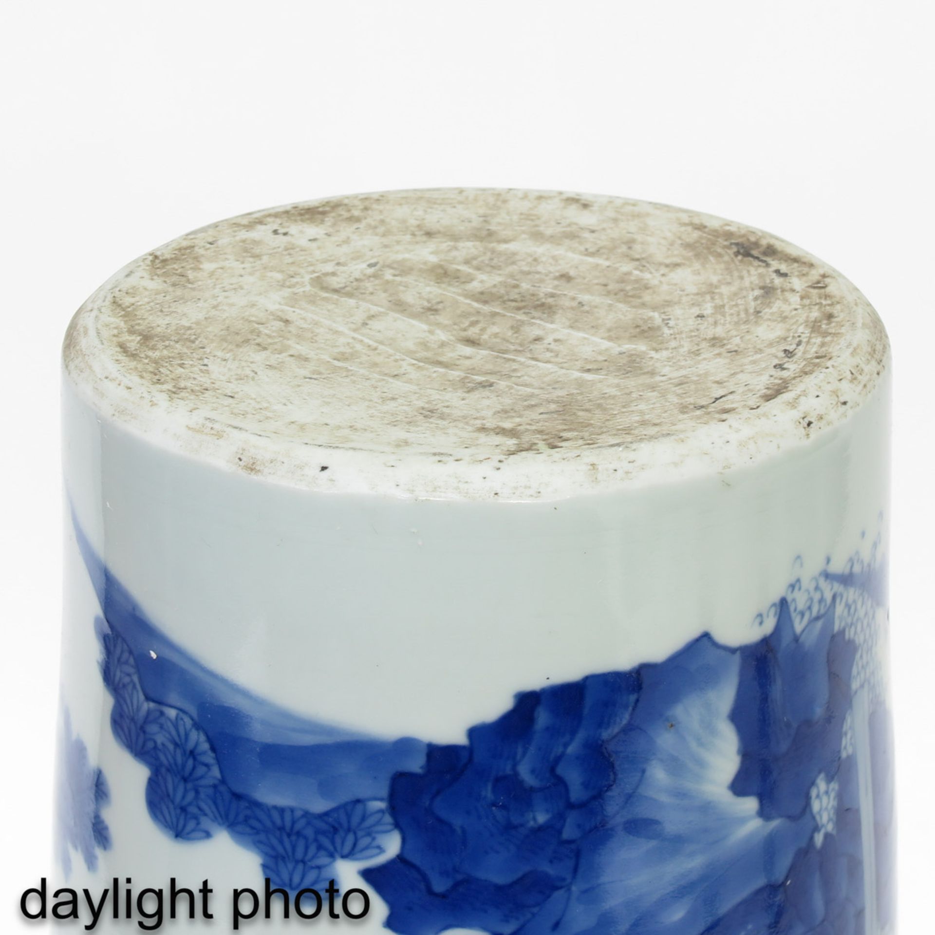 A Blue and White Roll Wagon Vase - Image 8 of 9