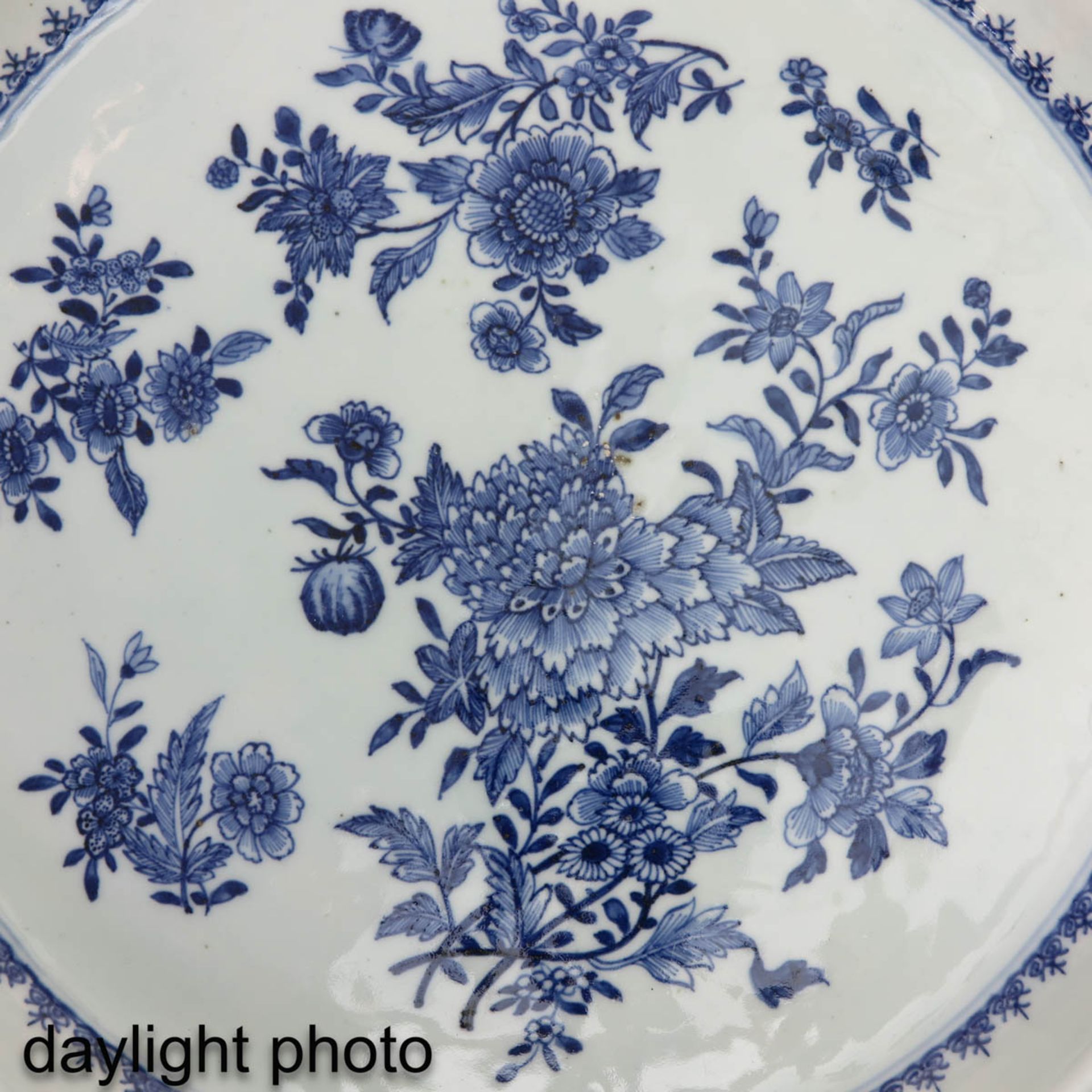 A Blue and White Tray with Strainer - Bild 10 aus 10