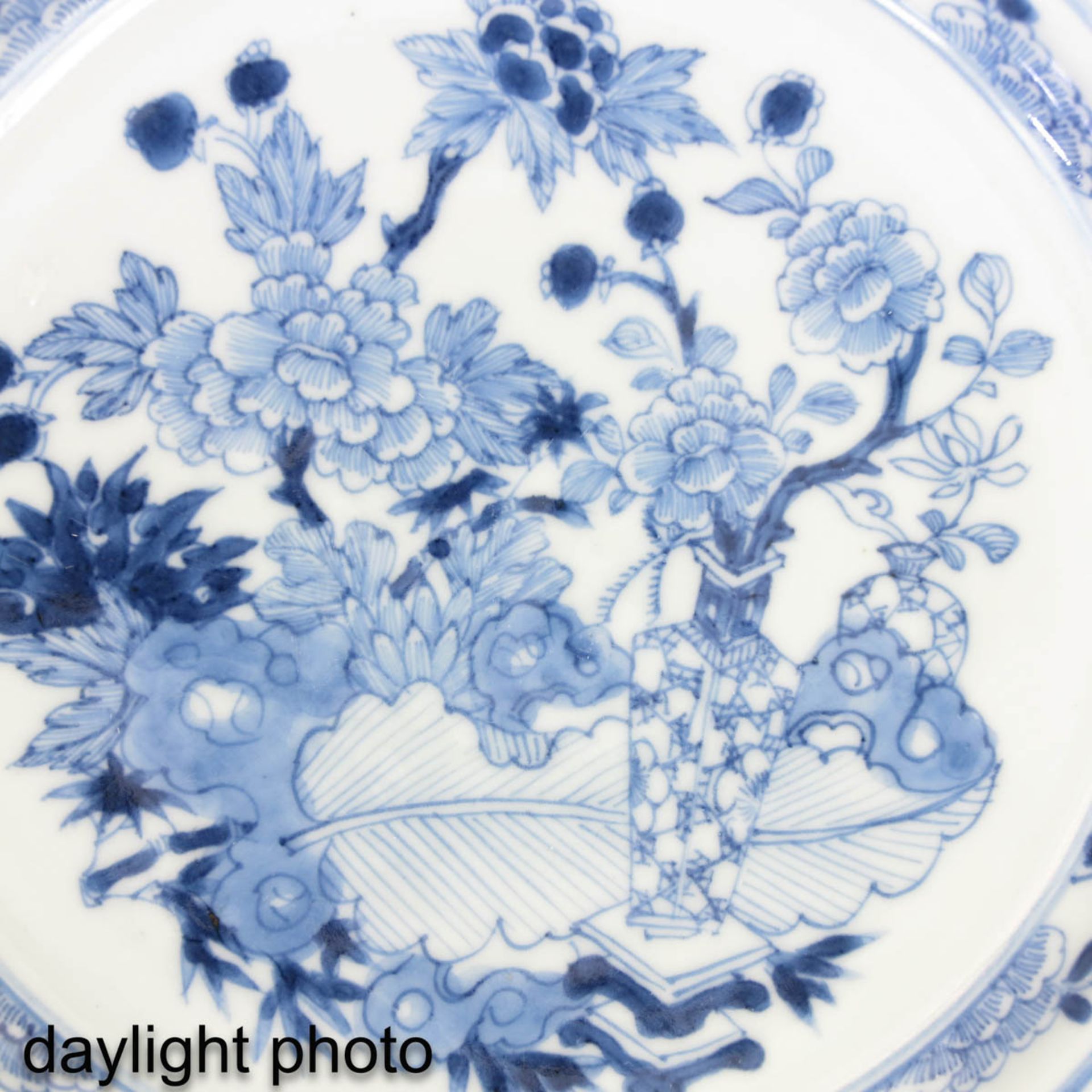 A Collection of 4 Blue and White Plates - Image 9 of 10