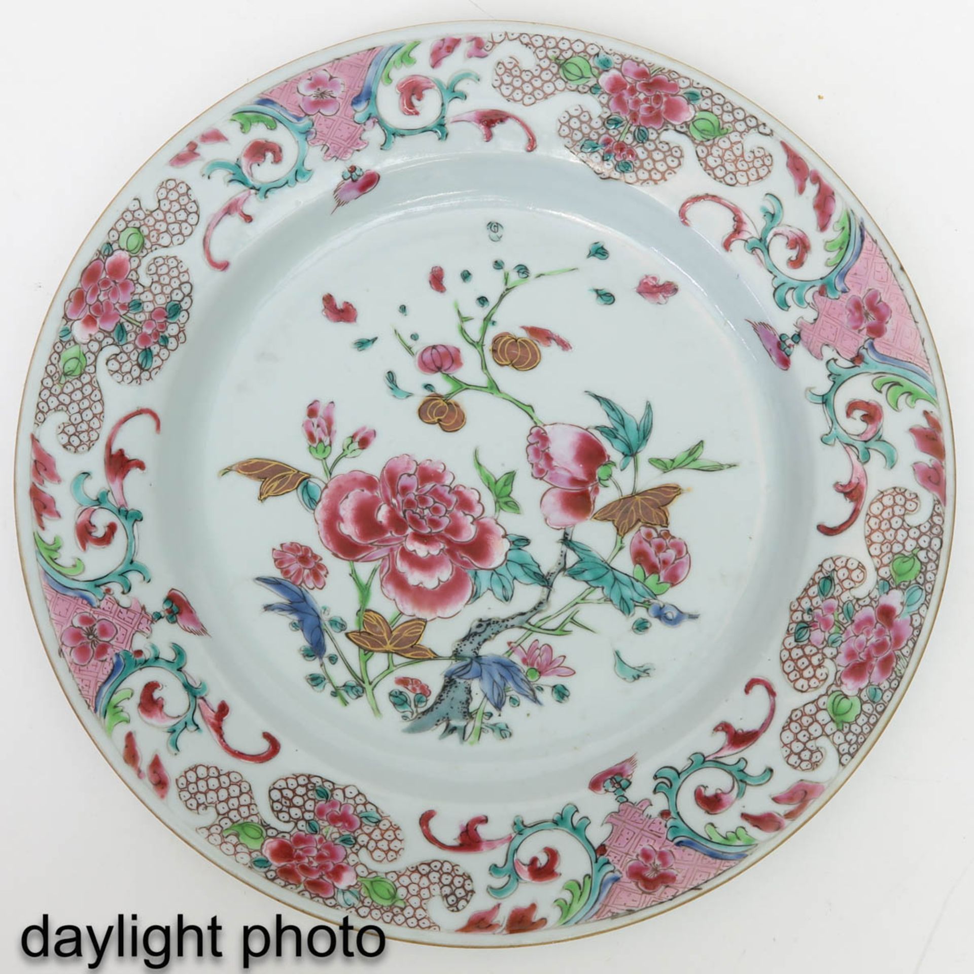 A Famille Rose Plate - Image 3 of 5