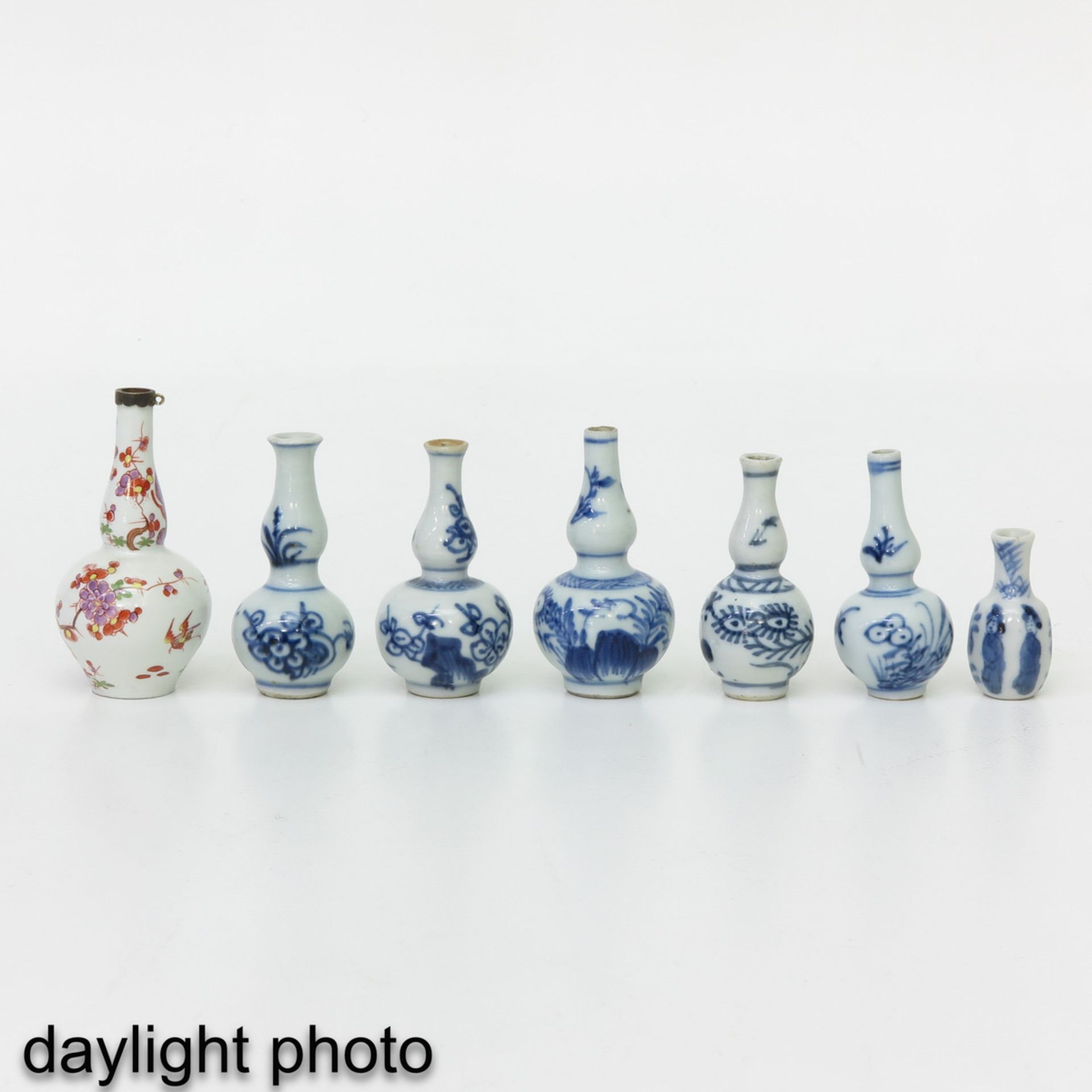 A Collection of 7 Miniature Vases - Image 7 of 10