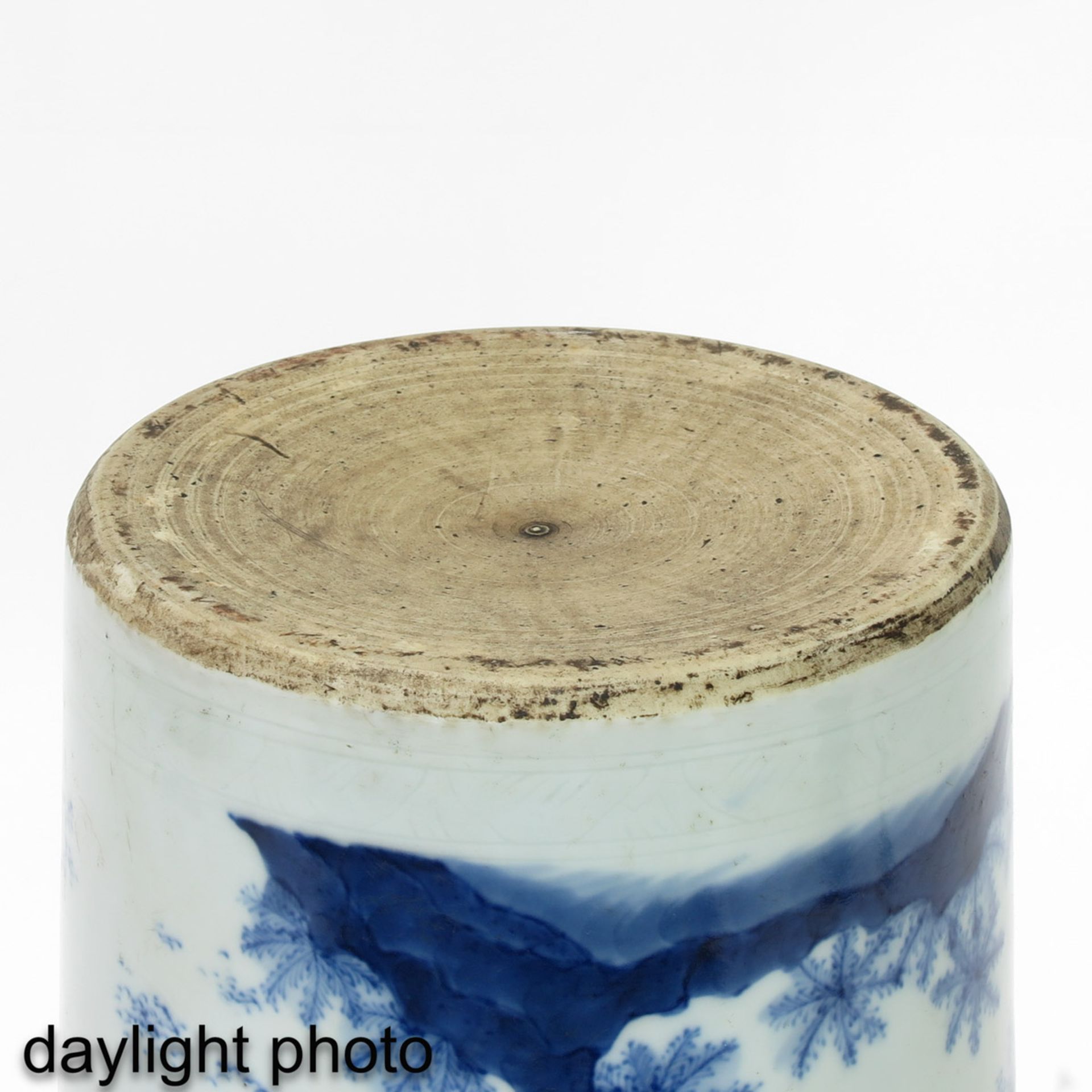 A Blue and White Roll Wagon Vase - Image 8 of 9
