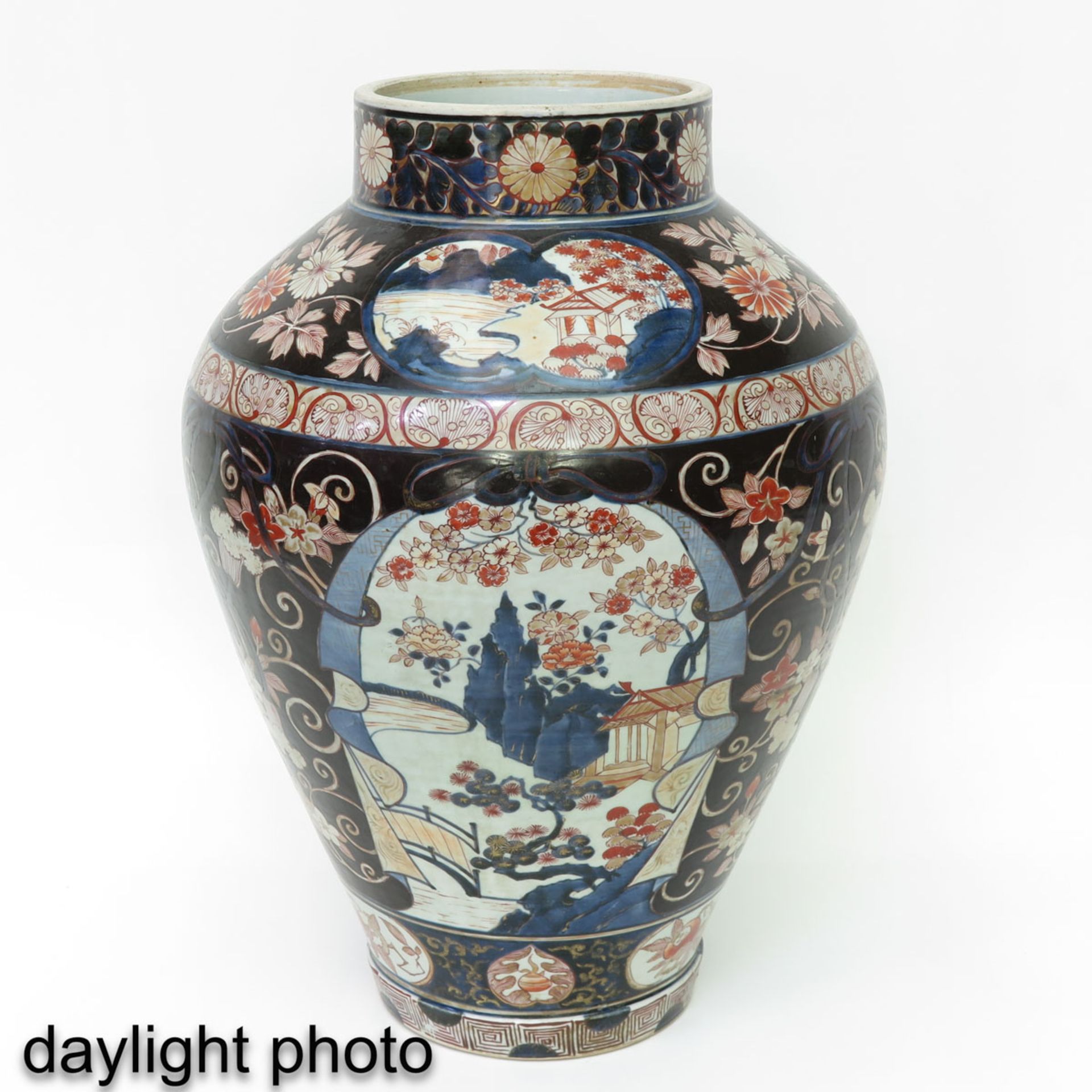 A Large Arita Jar - Image 7 of 9