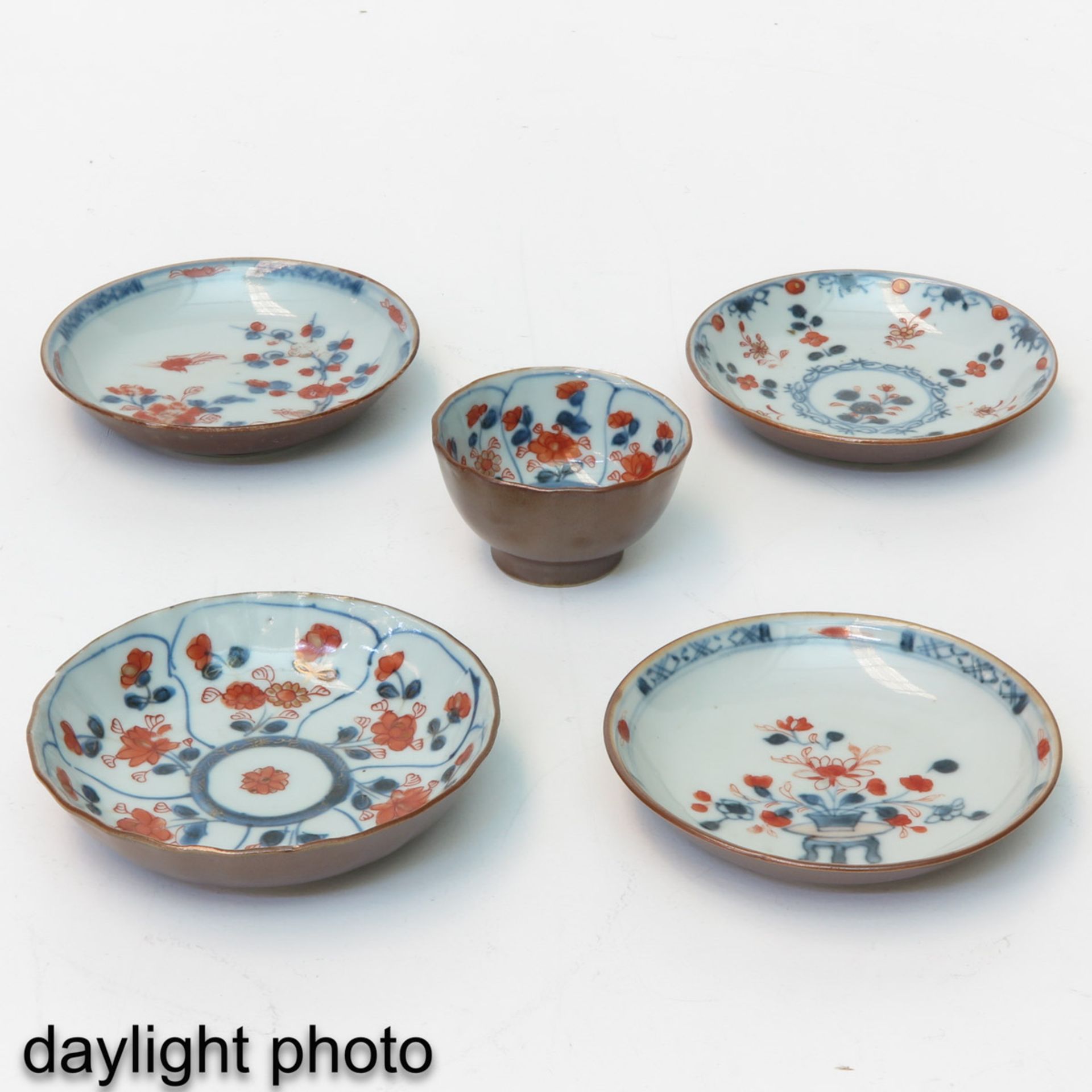 A Collection of Batavianware Cups and Saucers - Image 9 of 10