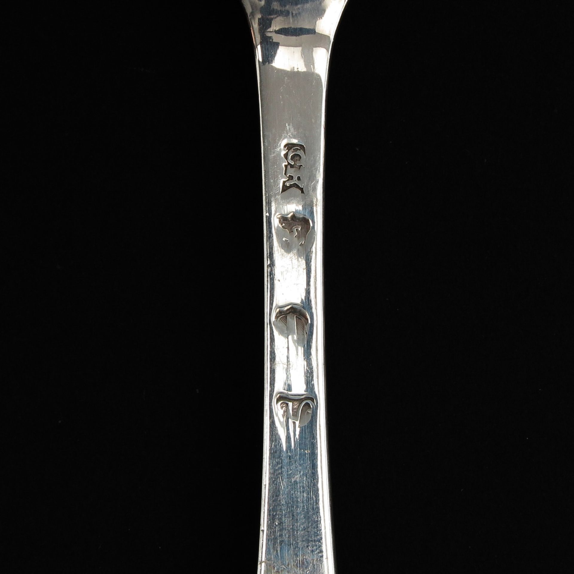 A Collection of 13 Silver Spoons - Bild 10 aus 10