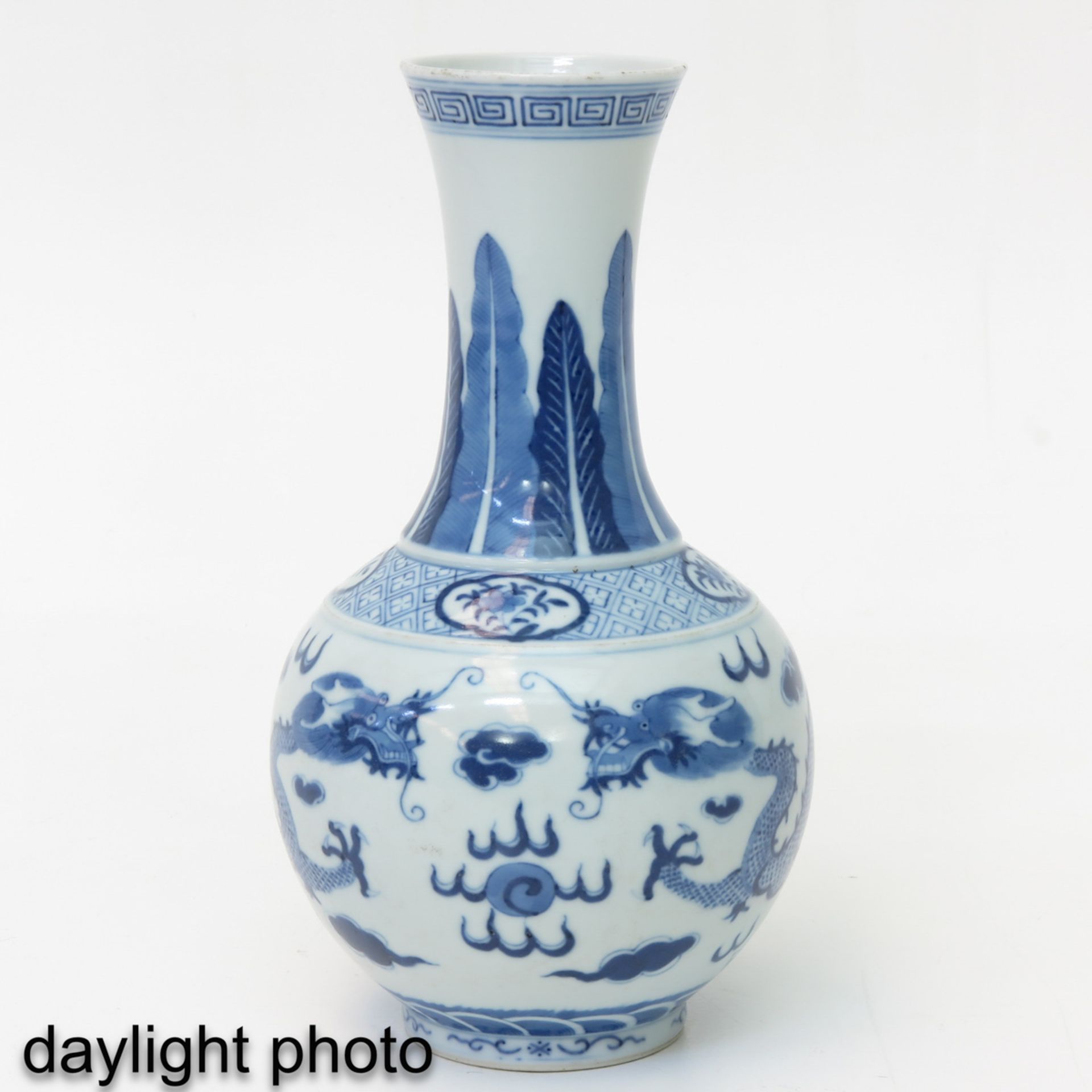 A Blue and White Bottle Vase - Image 7 of 10