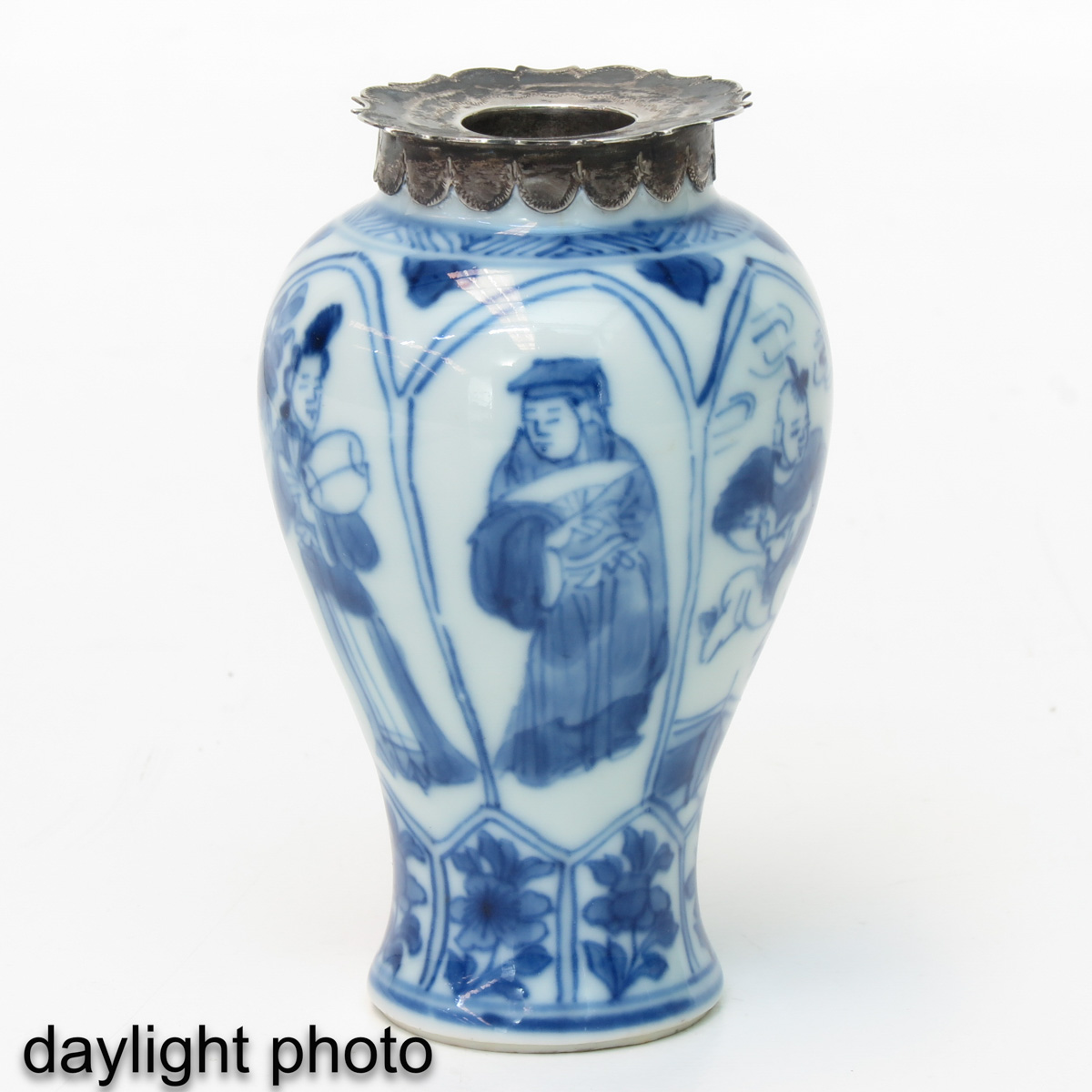 A Blue and White Miniature Vase - Image 7 of 10