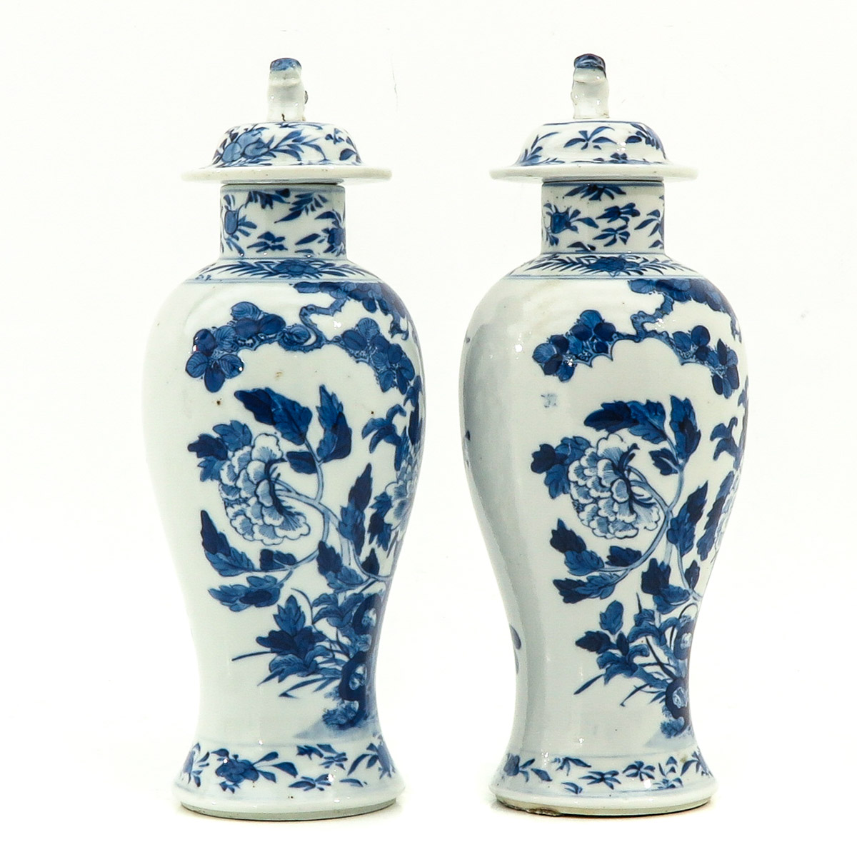 A Pair of Blue and White Vases with Covers - Image 4 of 10
